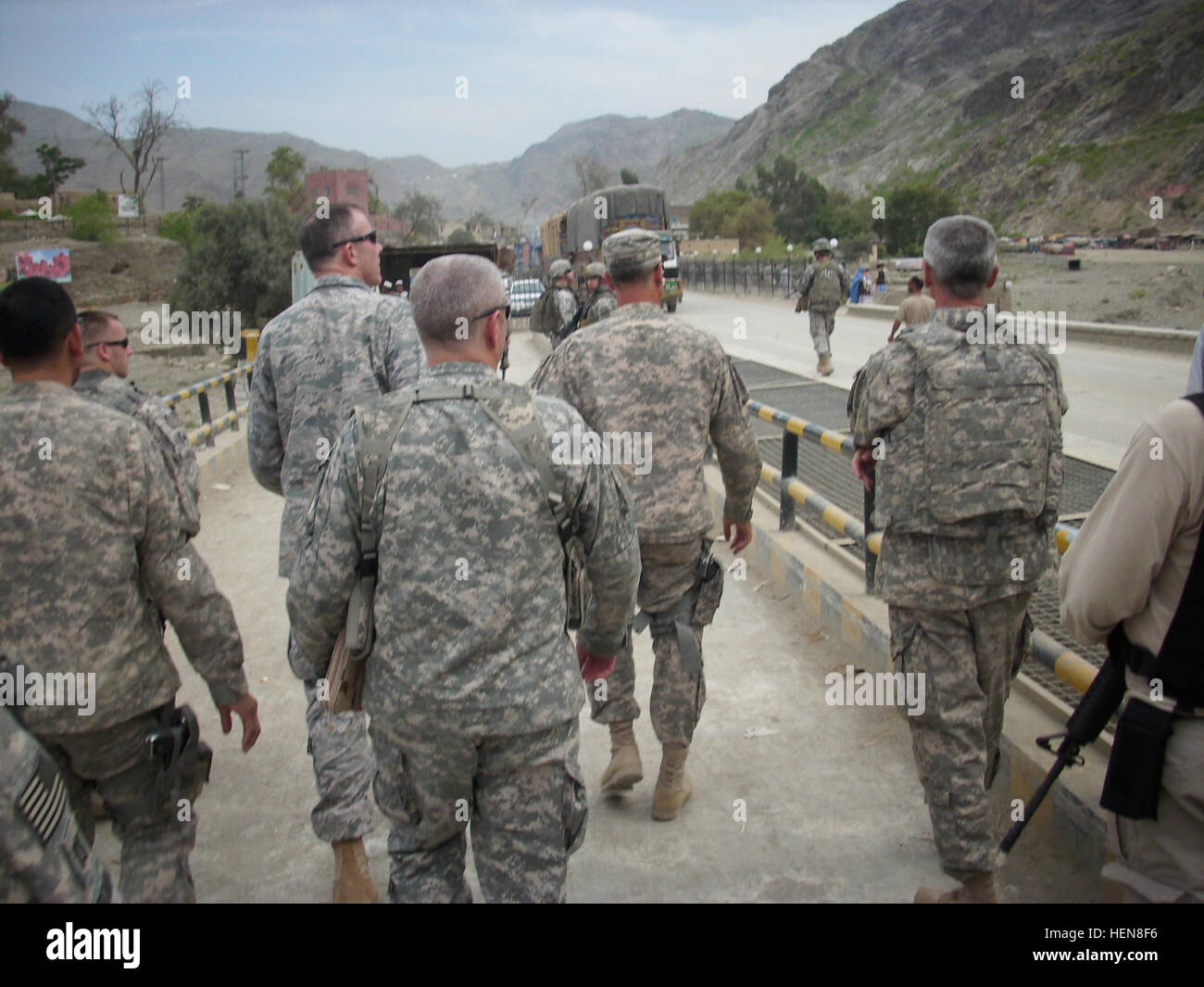 Combined Joint Task Force 82i soldati e le unità logistiche a piedi il confine Torkham area di intersezione con CENTCOM la distribuzione e le operazioni di distribuzione del centro il Direttore, U.S. Air Force Il Mag. Gen. Robert McMahon, Marzo 25, 2010, Torkham, Afghanistan. McMahon a Torkham-2010 Foto Stock