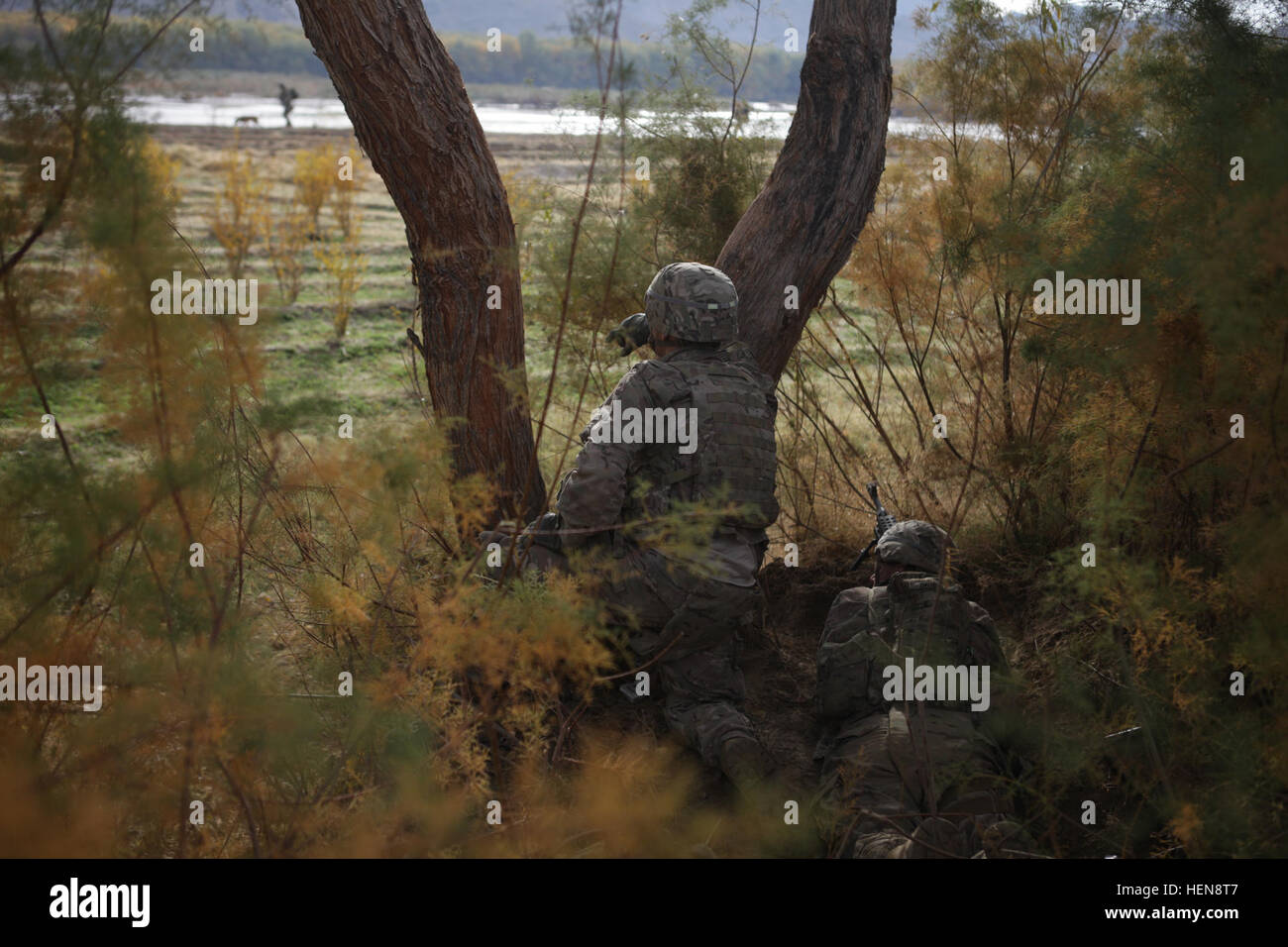 Stati Uniti Pfc dell'esercito. Manuel Burgos, a sinistra, E DEGLI STATI UNITI Army Spc. Ben Brisell con seconda plotone, Fox truppa, 2° Stormo, 2° reggimento di cavalleria, tirare la sicurezza mentre altri soldati con Fox truppa sweep per congegni esplosivi improvvisati lungo il fiume Arghandab nella provincia di Kandahar, Afghanistan, nov. 18, 2013. Fox truppa osservata e assistito un gioco missione guidata dalle forze di sicurezza nazionali afgane. (U.S. Esercito foto di Spc. Alexander Naylor/ Rilasciato) 2-2 reggimento di cavalleria osserva e assiste un forze di sicurezza nazionali afgane missione di liquidazione a Kandahar 131118-A-KP730-082 Foto Stock