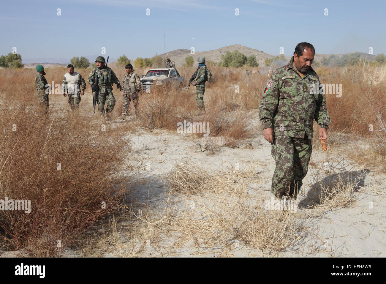 I principali leader delle Forze di sicurezza nazionali afgane (ANSF) arrivano al fiume Arghandab come soldati ANSF bruciare una zona conosciuta localmente come "giungla" nella provincia di Kandahar, Afghanistan, nov. 19, 2013. N. la gente del luogo ha vissuto nella "giungla" ma la zona era disseminato di ordigni esplosivi artigianali. (U.S. Esercito foto di Spc. Alexander Naylor/ Rilasciato) 2-2 reggimento di cavalleria osserva e assiste un forze di sicurezza nazionali afgane missione di liquidazione a Kandahar 131119-A-KP730-143 Foto Stock