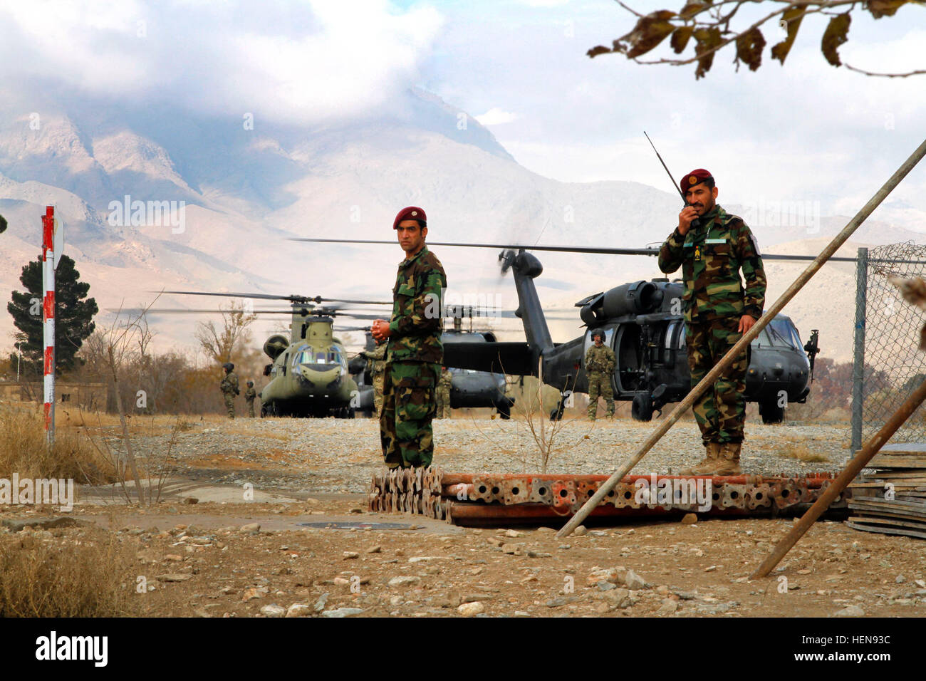 Esercito Nazionale Afghano Commandos coordinare la sicurezza per gli Stati Uniti Consigliere per la sicurezza nazionale Susan Rice di ala rotante trasporto nov. 24, 2013, su Camp Commando vicino a Kabul, Afghanistan. (U.S. Foto dell'esercito da Master Sgt. Michael J. Carden) Commando afghani 131124 Sicurezza-A-FS865-551 Foto Stock