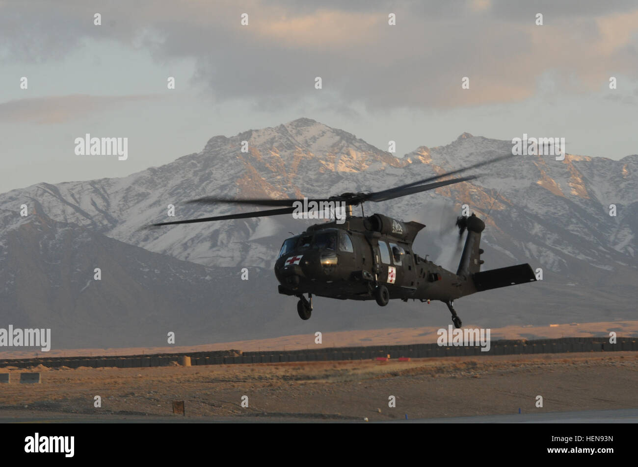 Un HH-60M Black Hawk elicottero da Charlie Company DUSTOFF, 3° Battaglione (supporto generale), Task Force Knighthawk, decimo combattere la Brigata Aerea, rende il suo approccio a inoltrare una base operativa Fenty in provincia di Logar, Afghanistan, nov. 25. (Foto di Staff Sgt. Todd Pouliot, decimo combattere la Brigata Aerea) montagna DUSTOFF sull approccio 131125-A-TP123-003 Foto Stock