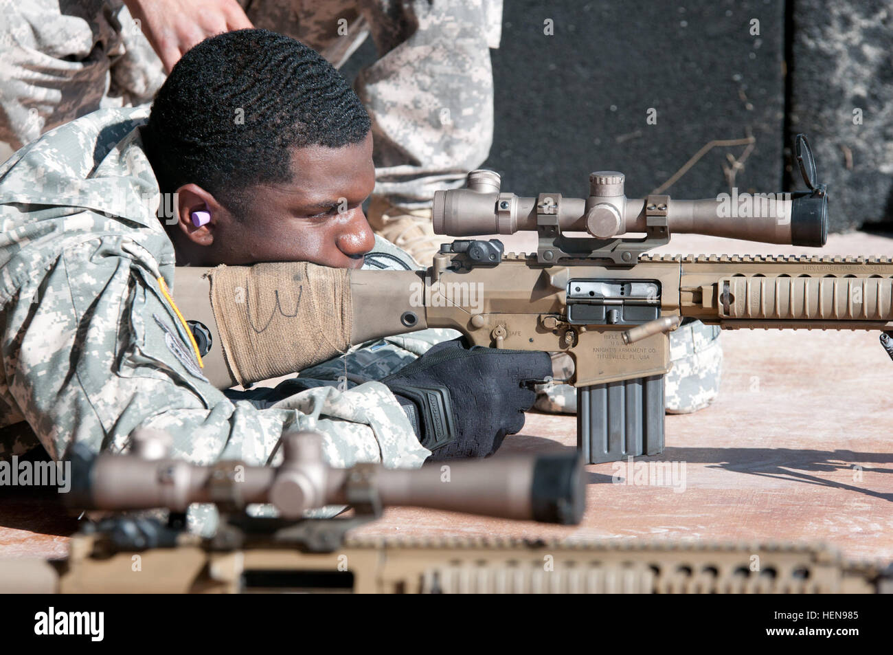 Cpl. Jonathan Lovett, 64th Polizia Militare Company, 89La Polizia Militare brigata, Fort Hood in Texas, zeri la portata sul suo fucile da cecchino in preparazione per il team parte della terza edizione del Texas centrale armi speciali e operazioni tattiche Sfida, Dicembre 5, 2013. La sfida di SWAT ha portato tutti i Texas centrale squadre SWAT insieme su Fort Hood per testare le loro singole agilità e la precisione di tiro abilità, nonché la loro capacità di operare come un team. (U.S. Esercito foto di Sgt. John Healy, 7 Mobile degli affari pubblici distacco) Texas centrale SWAT, Regno attraverso la concorrenza 131205-A-PC120-482 Foto Stock