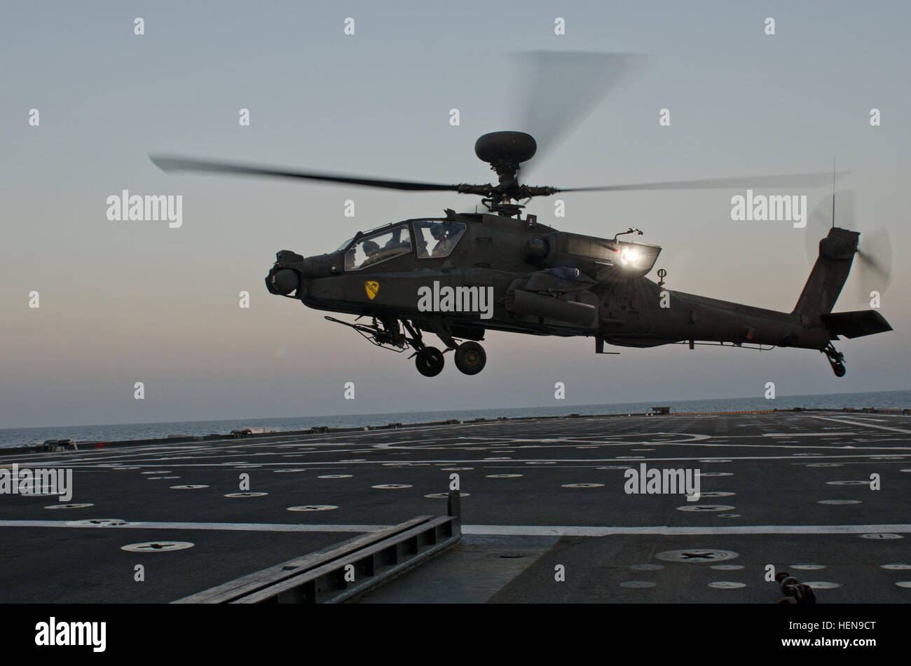 Un U.S. Esercito AH-64D elicottero Apache con il 4° Battaglione, 227th reggimento di aviazione, terre sulla USS Ponce durante un esercizio nel Golfo Arabico, 8 dicembre, 2013. L'4-227th di Fort Hood in Texas, è attualmente implementato con la trentaseiesima combattere la Brigata aerea (Texas Army National Guard) per il Medio Oriente a sostegno dell'Operazione Enduring Freedom. Partner dell'esercito con Marina durante l'esercizio nel Golfo Arabico 131208-A-LU698-820 Foto Stock