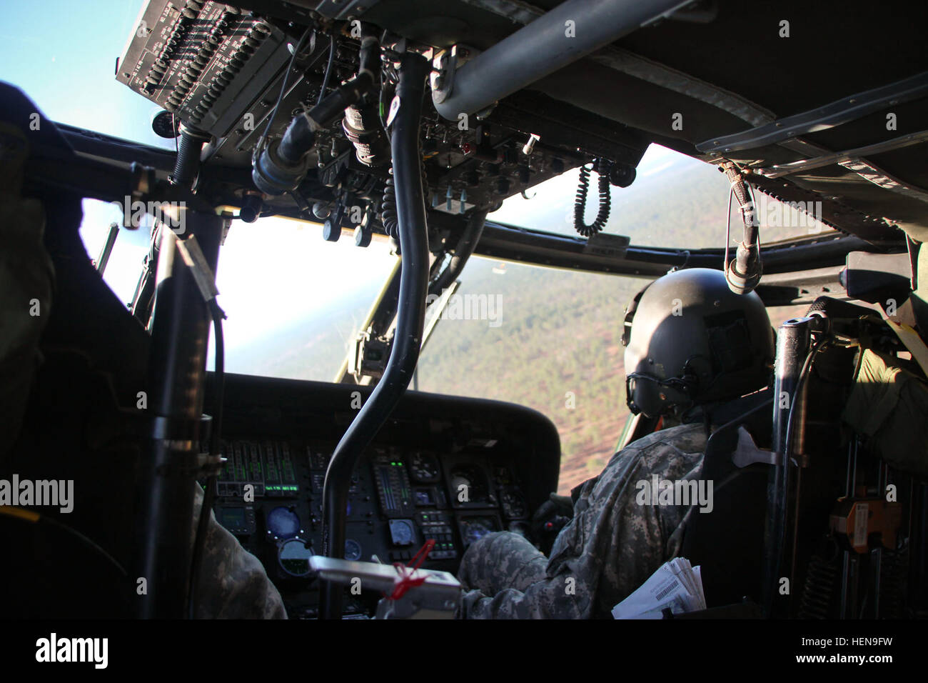 UH-60 Black Hawk piloti navigare intorno a Luzon nella zona di caduta, Dic 11, 2013, durante il funzionamento del giocattolo Drop. Il numero di giocattoli per la 16th Annual Randy Oler operazione caduta giocattolo continua a crescere come forze per le operazioni speciali di donare tutta questa settimana a Luzon nella zona di caduta, Camp Mackall, N.C. Il salto da casa 212s e un tedesco C-160, paracadutisti guadagnato esteri ali di salto da uno dei nove paesi' jumpmasters dopo aver completato con successo un salto. Germania, Canada, Italia, Polonia, Cile, Svezia, Lettonia, Brasile e Paesi Bassi jumpmasters partecipato quest'anno. Ospitato da parte del governo degli STATI UNITI Esercito degli affari civili & Psyc Foto Stock