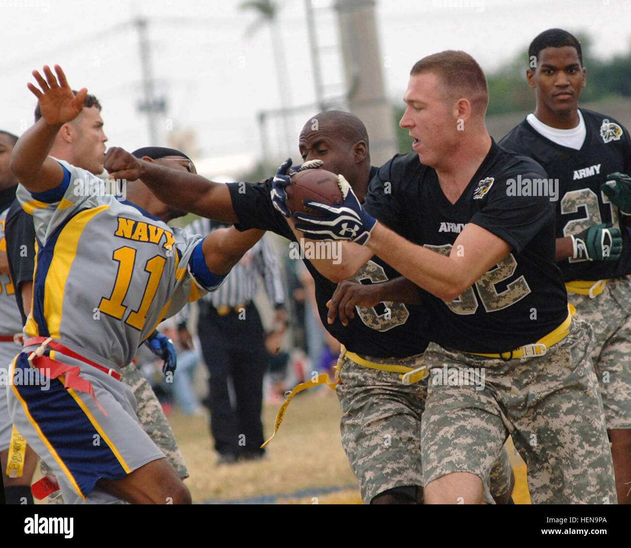 L esercito ha segnato 27-15 contro la marina, ed ha ottenuto il trofeo torna da marinai dic. 14, 2013. Prima del calcio d'inizio, U.S. Reclutamento esercito il Giappone ha annunciato l'esercito forte vincitore di skateboard e ha ospitato il giuramento di arruolamento cerimonia prima dell'evento. Esercito degli Stati Uniti Garrison Torii Station DFMWR (direzione della famiglia, morale, il benessere e la ricreazione) si è congratulato con i vincitori del premio durante un tempo di emisaturazione. Army US Navy gioco di calcio 2013 sul Torii Station porta calore ai soldati e famiglie sull isola 131214-A-VF108-022 Foto Stock