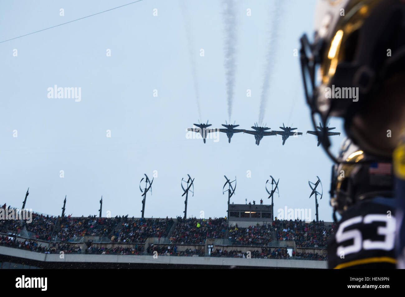 Navy Blue Angels eseguire una vola oltre i 114Army-Navy partita di calcio in Philadelphia, PA, Dic 14, 2013. Il gioco Army-Navy è un American college football rivalità tra l'Accademia Militare degli Stati Uniti e l'Accademia Navale degli Stati Uniti risalente al 1890. (U.S. Foto dell'esercito da Staff Sgt. Steve Cortez/ Rilasciato) Capo di Stato Maggiore dell Esercito assiste 114Army-Navy gioco 131214-A-NX535-103 Foto Stock