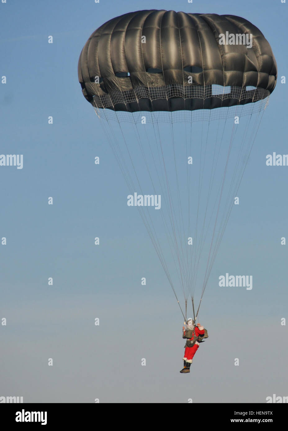 Santa Claus esegue un salto in volo a Alzey Drop Zone situato vicino a Kaiserslautern 16 dic. Il funzionamento del giocattolo goccia è stata eseguita mediante il quinto Quartermaster distacco (airborne), XXI Theatre Supporto comando, come parte del salto di livello internazionale alla settimana. I paracadutisti offerti Santa Claus un giro e ha consegnato giocattoli per i ragazzi e le ragazze in attesa in Alzey zone di caduta. Il funzionamento del giocattolo caduta è un evento annuale coordinato dalla quinta Quartermaster distacco (airborne), XXI Theatre Supporto comando, per fornire i giocattoli per l'area per famiglie. (US Army photo by Staff Sgt. Warren Wright, XXI TSC Affari pubblici) Foto Stock