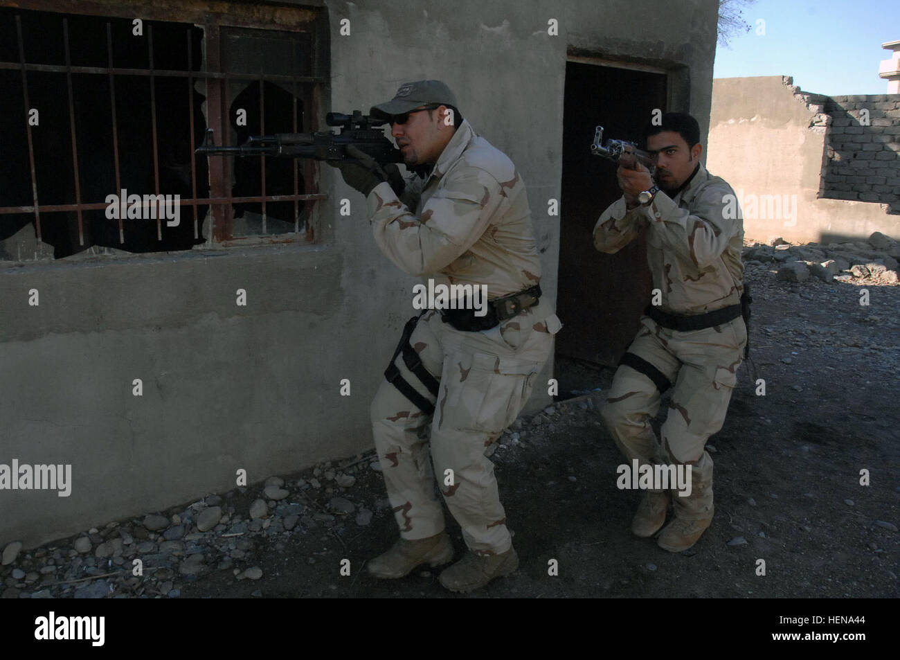 Stati Uniti I soldati dell esercito del 56th Polizia Militare Company, 101st Airborne Division, lavorando con le truppe e i civili iracheni condotta swat Close Quarters Battle punte con la polizia irachena partecipanti al pericolo FOB, Iraq, feb. 5. La polizia irachena tirocinanti condotta Close Quarters Battle Trapani 78449 Foto Stock