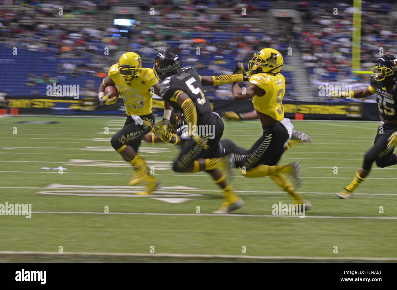 Royce Freeman, marcia indietro con il 2014 U.S. Esercito ciotola All-American team ovest dal sistema imperiale di alta scuola in età imperiale, California, costeggia diversi team est giocatori difensiva al Alamodome a San Antonio gen. 4, 2014. Freeman complimentato estremamente forte team ovest esecuzione del gioco con tre touchdowns. (U.S. La riserva di esercito foto di PFC. Thomas C. Amore, 205th premere il quartier generale di Camp/STATI UNITI Esercito ciotola All-American JIB) Est team salta per difendere 140104-A-NN051-668 Foto Stock