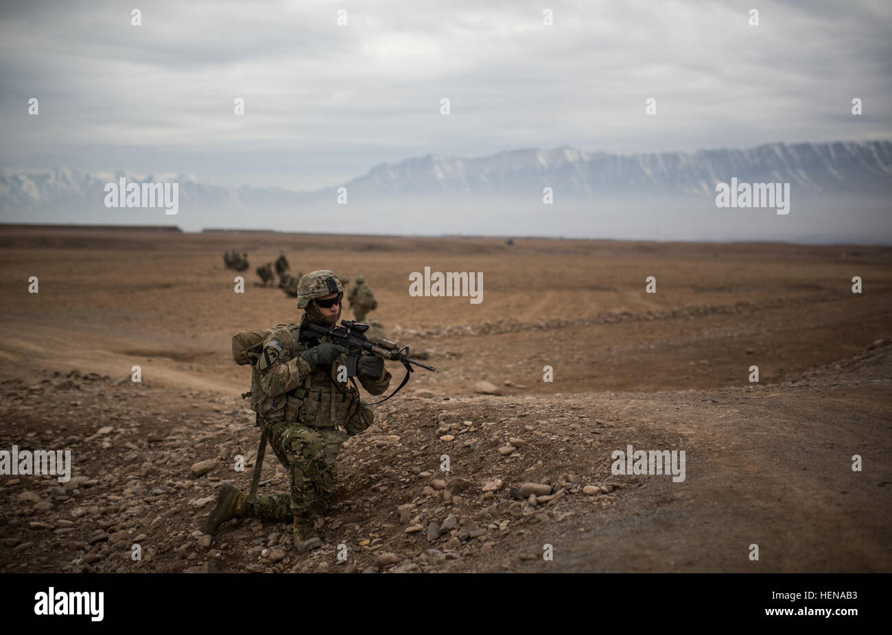 Un soldato da società C 1° Stormo, 8° reggimento di cavalleria, 2° Brigata Team di combattimento, 1° Divisione di cavalleria, fornisce la sicurezza durante una pattuglia smontata intorno Oggi Tarin Kowt, Afghanistan, Gennaio 12, 2013, come parte di un esercizio di convalida come il teatro forza di riserva. (U.S. Foto dell'esercito da Cpl. Alex Flynn). Theatre forza di riserva 140112-A-XQ077-280 Foto Stock