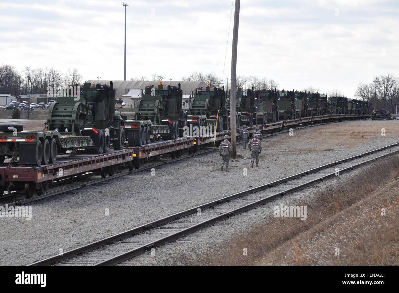 Soldati con la 94th Engineer Battaglione ispezionare visivamente la sicurezza di heavy-duty rimorchi dei trattori che vengono caricati su vagoni ferroviari voce alla prima divisione di fanteria si trova a Fort Riley, Kan. Il Tecnico di 103 società, parte del 94th Eng. Bn., 4 il pulsante o la barra MEB, primo ID, ha portato la rampa di carico e gli sforzi recentemente inattivati. (Foto di U.S. Army Sgt. Kelly S. Malone) 103 ingegnere società sulla via per lasciare il retaggio durevole 140115-A-KX047-003 Foto Stock