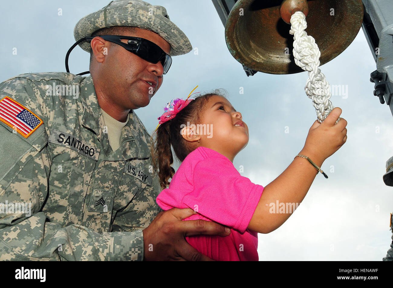 Citizen-Soldiers da Puerto Rico esercito nazionale Guard Landing Craft distacco (LCD) ha accolto con favore i bambini in età prescolare presso la loro nave il 23 gennaio, 2014. I soldati del display LCD stanno sostenendo la 190e 130engineer battaglioni da trasporto di attrezzature da costruzione e materiali di consumo per essere utilizzato nella zanzara Bay area in cui il Porto Rico Guardia Nazionale sta conducendo le operazioni. (Guardia Nazionale foto da Staff Sgt. Giuseppe Rivera Rebolledo, Puerto Rico Guardia Nazionale Ufficio per gli affari pubblici) PRNG's Landing Craft cittadino-soldato benvenuti Vieques i bambini in età prescolare 140123-A-SM948-944 Foto Stock