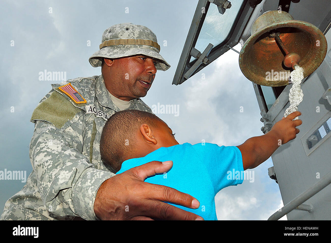 Citizen-Soldiers da Puerto Rico esercito nazionale Guard Landing Craft distacco (LCD) ha accolto con favore i bambini in età prescolare presso la loro nave il 23 gennaio, 2014. I soldati del display LCD stanno sostenendo la 190e 130engineer battaglioni da trasporto di attrezzature da costruzione e materiali di consumo per essere utilizzato nella zanzara Bay area in cui il Porto Rico Guardia Nazionale sta conducendo le operazioni. (Guardia Nazionale foto da Staff Sgt. Giuseppe Rivera Rebolledo, Puerto Rico Guardia Nazionale Ufficio per gli affari pubblici) PRNG's Landing Craft cittadino-soldato benvenuti Vieques i bambini in età prescolare 140123-A-SM948-222 Foto Stock