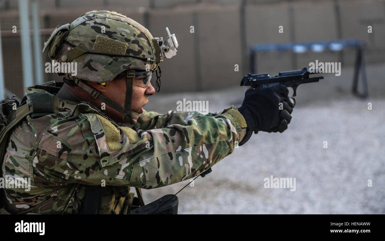 Una forza di coalizione stati incendi sua M9 pistola durante la precisione di tiro la formazione su un intervallo nella provincia di Balkh, Afghanistan, 23 gennaio, 2014. Le forze della coalizione hanno qualificato con vari sistemi di arma per mantenere la loro competenza. (U.S. Esercito foto di Spc. Stephen Cline/ Rilasciato) Kandahar Airfield gamma 140123 formazione-A-TW399-081 Foto Stock