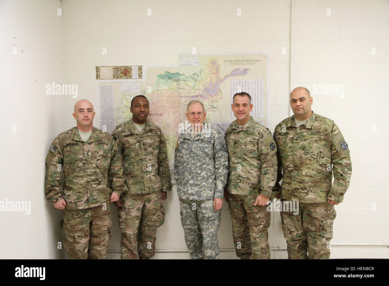 Brig. Gen. John Donnelly, vice comandante generale del 3° comando medici Deployment Support, rende una visita al 379 sangue distacco supporto come sono a Fort Hood in Texas, per preparare una distribuzione in Afghanistan. Nella foto, da sinistra a destra, sono Sgt. 1. Classe John Franklin, Cap. Peter Martin, Briga. Gen. John Donnelly, Cap. David molla e Staff Sgt. Joshua Montgomery. Il cap. Martin è il comandante di distacco. (U.S. Foto dell'esercito da Capt. Charles Un/RILASCIATO) Generale fa visita alla distribuzione di unità, 379 sangue DISTACCO SUPPORTO 140123-A-ZP772-002 Foto Stock