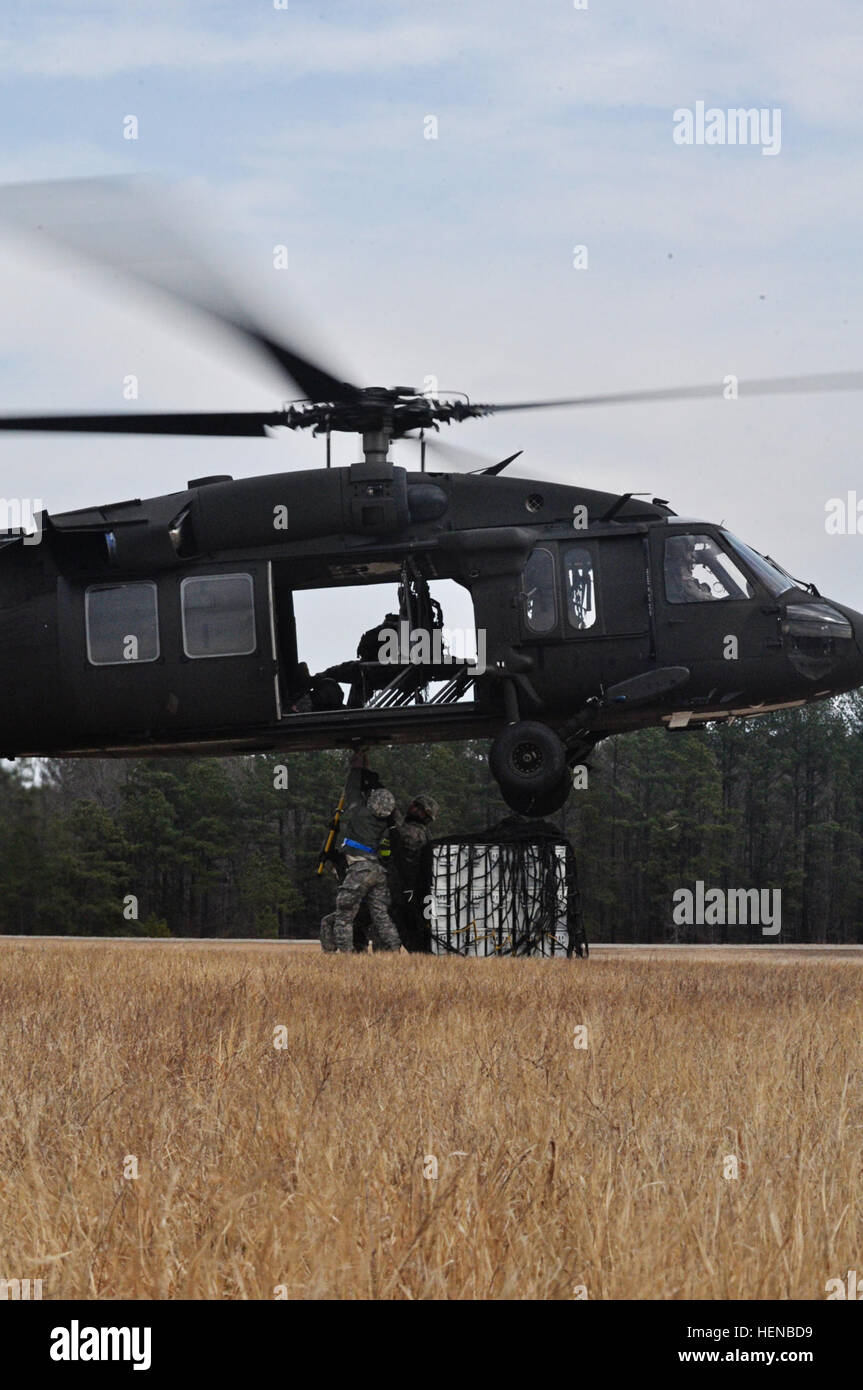 Virginia soldati di guardia dal Sandston-basato del secondo battaglione, 224th reggimento aviazione condotta imbracare il carico di formazione avanzata con la formazione dei singoli studenti iscritti alla 89B munizioni corso specialistico Febbraio 7, 2014, a Fort Lee, Va. 22 studenti in classe ogni praticato l apposizione del carico, compreso un cargo net caricato con circa 3.800 sterline, per l'aeromobile e la segnalazione per il personale navigante. (Foto di Staff Sgt. Terra C. Gatti, Virginia Guard Affari pubblici) Virginia Guard aviatori condotta imbracare il carico di formazione con gli studenti AIT 140207-A-SM601-309 Foto Stock