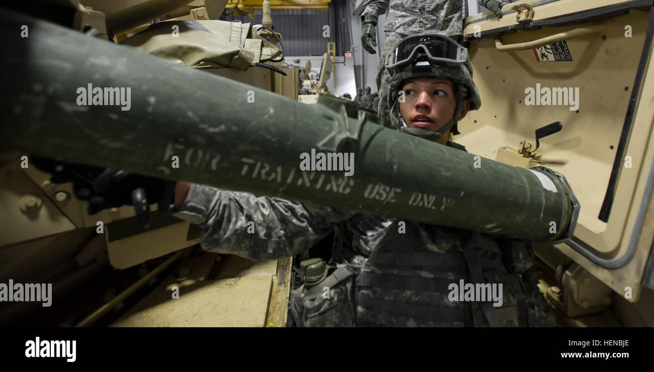 Un soldato assegnato al plotone di Fante, società D 'Dragons,'° Battaglione, trentesimo Reggimento di Fanteria "Battaglia di verri,' 2° Brigata corazzate contro la squadra, terza divisione di fanteria, scarica un tubo-lanciato, otticamente tracciabile, Filo-guidato, anti-tank missile formazione qui alla battaglia di verri' pool di motore, Feb. 12. Questa era solo una parte del compito davanti a lei, che è stato per il carico e lo scarico di due corsi di formazione di traino missili su Bradley. Ogni missile pesa circa 65 libbre ciascuno. Il plotone di Fante suddivisi in squadre di due persone e aveva per completare un numero di Fante correlati attività fisica whi Foto Stock