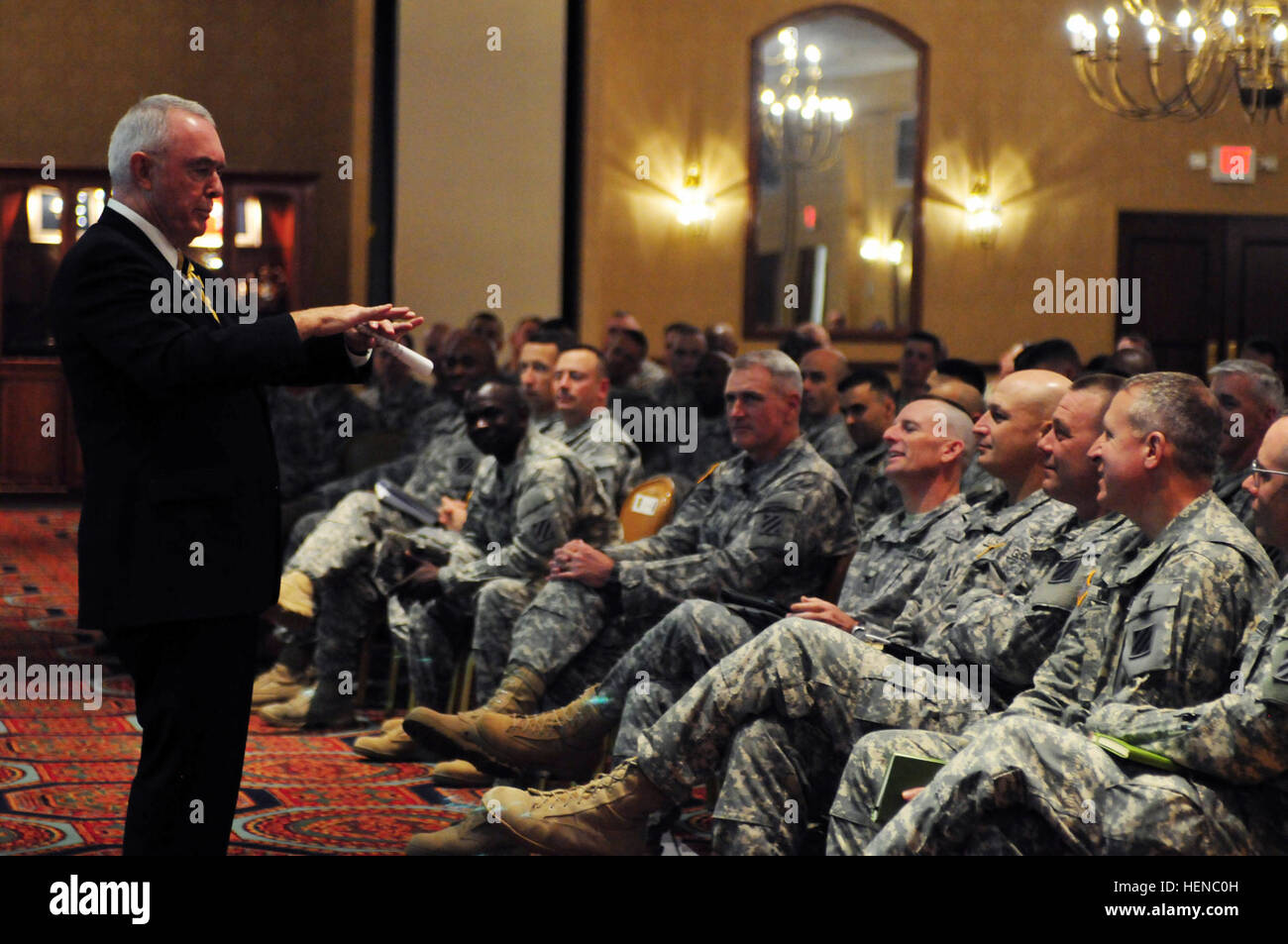 Ritirato U.S. Esercito gen. Barry McCaffrey, ex 24 ID commander, parla di corrente ID 3 senior leaders, Feb. 21, al Club Stewart in Fort Stewart, Ga. McCaffrey, la più famosa per la 'gancio sinistro' attacco durante l'operazione tempesta del deserto, ha parlato di una leadership efficace e per il futuro del nostro esercito. (Foto di Sgt. Uriah Walker, 3ID degli affari pubblici) 140221-A-AP855-036 Lezioni di leadership per la vittoria 140221-A-AP855-036 Foto Stock