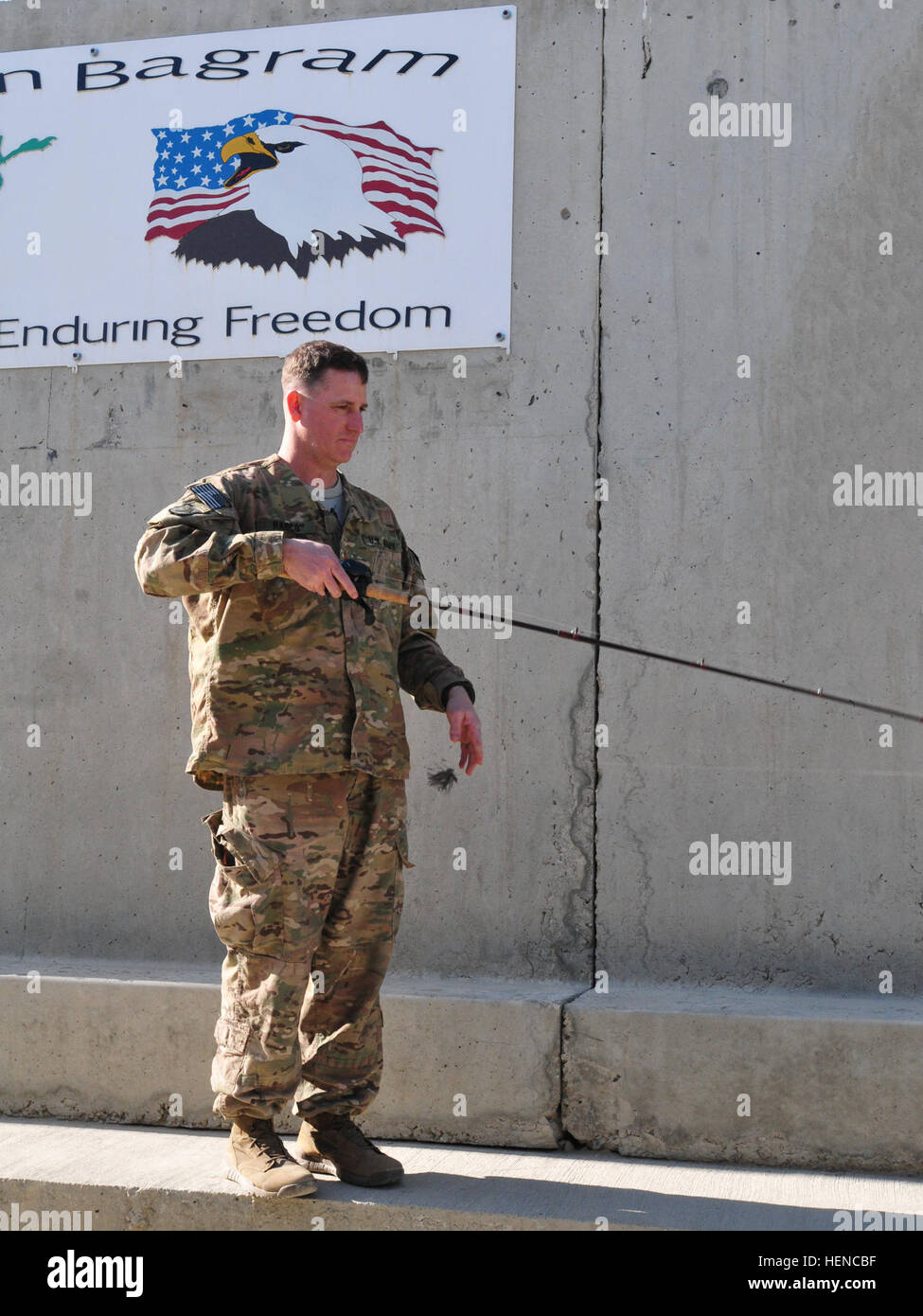 Il Mag. Mike pratiche Rasco il suo 'flipping' tecnica di colata in Bagram Air Field, Afghanistan. Rasco 20 anni di esercito pratiche veterano di rimanere proficient mentre egli è distribuito a sostegno dell'Operazione Enduring Freedom. Il Mag. Mike pratiche Rasco suo capovolgimento di tecnica di colata in Bagram Airfield, Afghanistan 140301-A-NV708-746 Foto Stock