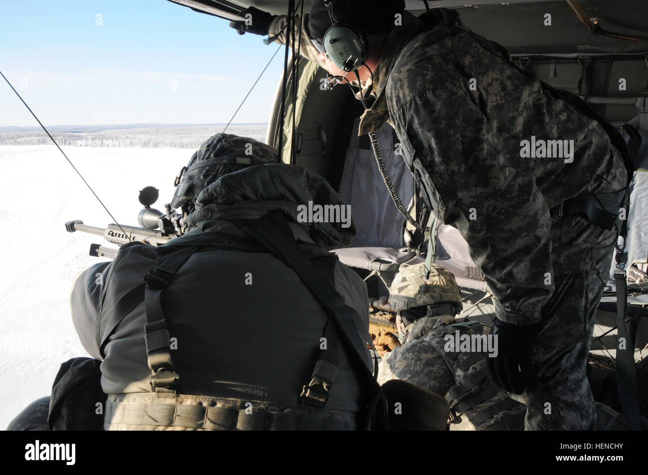 I paracadutisti con il primo battaglione, 501Reggimento di Fanteria, quarta brigata di fanteria combattere Team (airborne), XXV divisione di fanteria, fire fucili di precisione a bordo di un UH-60 Black Hawk elicottero utility pilotato e con equipaggio i membri del servizio con il primo battaglione, 207th reggimento di aviazione, Alaska esercito Guardia Nazionale il 7 marzo 2014, a base comune Elmendorf-Richardson, Alaska. (U.S. Foto dell'esercito da Staff Sgt. Jeffrey Smith/RILASCIATO) %%%%%%%%E2%%%%%%%%80%%%%%%%%981-Geronimo%%%%%%%%E2%%%%%%%%80%%%%%%%%99 cecchini sparano da Black Hawk platform 140307-A-ZX807-186 Foto Stock
