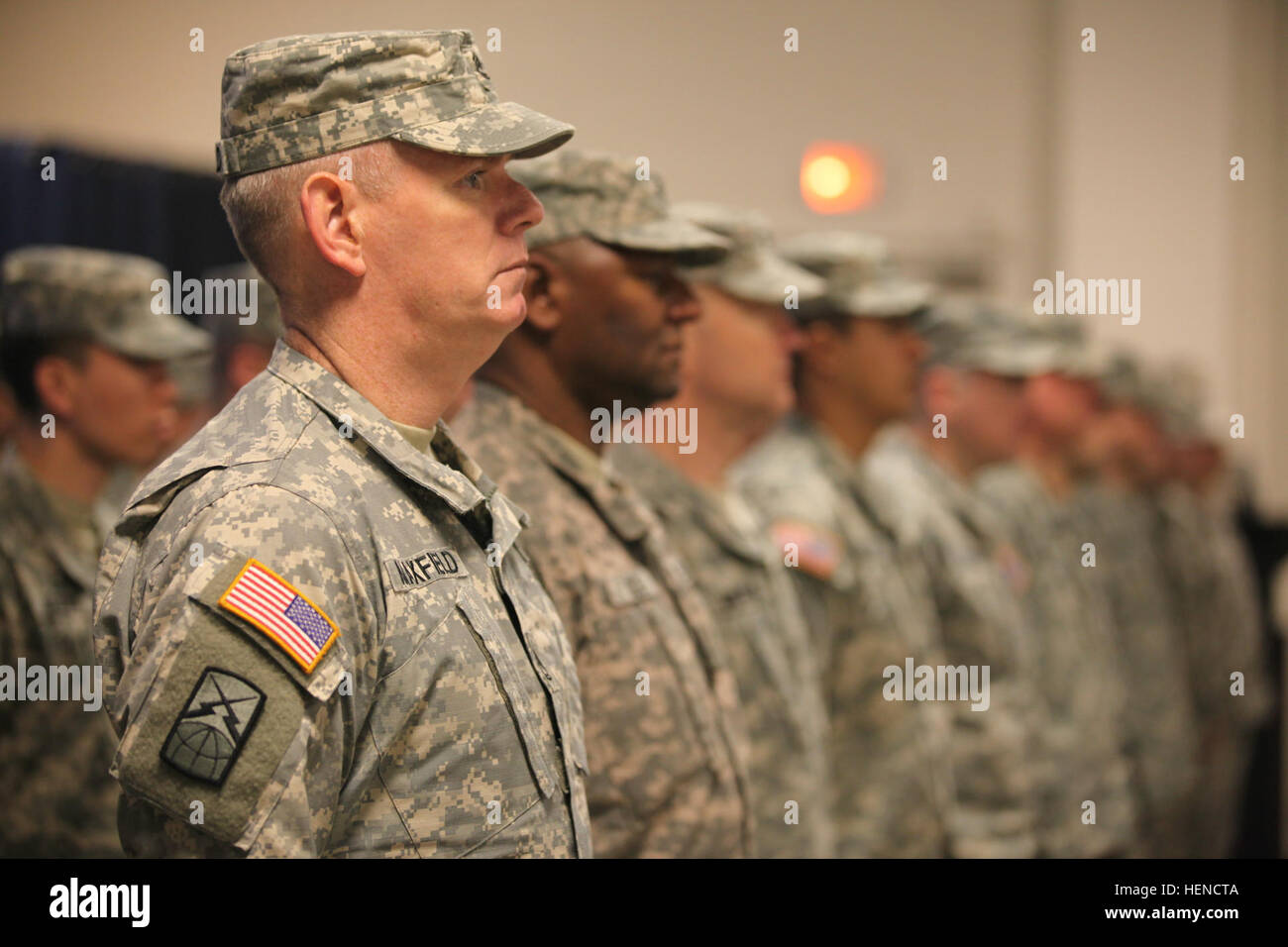 Un gruppo di Stati Uniti La riserva di esercito di soldati, assegnato al segnale 335a comando (teatro), il distacco 34, si trova in corrispondenza della posizione di attenzione durante una cerimonia di distribuzione in Drill Hall, 335Headquarters Building, East Point, Ga., Marzo 14, 2014. Questi soldati sono la distribuzione in Afghanistan e Kuwait per sostenere l'Operazione Enduring Freedom. (U.S. Esercito foto di Sgt. Austin Berner/ Rilasciato) 335a comando di segnalazione (Teatro) Distacco 34 Cerimonia di distribuzione 140314-A-BZ540-002 Foto Stock