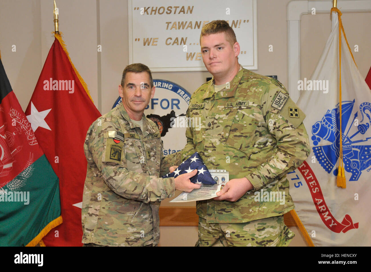 Il Mag. Gen. Jeffrey Colt, U.S. Forces Afghanistan, vice comandante per il supporto, presenta il funzionamento corretto di uscita soldato guest, pensionato Sgt. Daniel Harrison con un certificato commemorativo e una bandiera americana che era volato oltre il nuovo composto di Kabul. Il funzionamento corretto uscire evento ha avuto luogo presso il nuovo composto di Kabul, Marzo 15, 2014. (U.S. Esercito foto di Sgt. 1. Classe Timoteo prato/RILASCIATO) Funzionamento corretto uscire heroes visita il nuovo composto di Kabul 140315-A-WQ129-012 Foto Stock