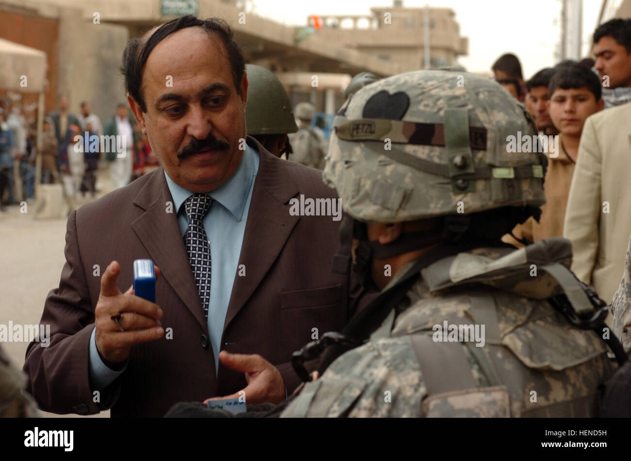 Il Karama ospedali assistente amministratore colloqui con il Mag. Amit Bhavsar, chirurgo, 2° Brigata Team di combattimento, 101st Airborne Division (Air Assault), durante una visita in ospedale nel quartiere Karkh di Baghdad Feb. 24. (U.S. Esercito foto di Sgt. James P. Hunter, 2° BCT PAO, 101st Abn. Div., MND-B) la vita a Karama ospedale 78580 Foto Stock