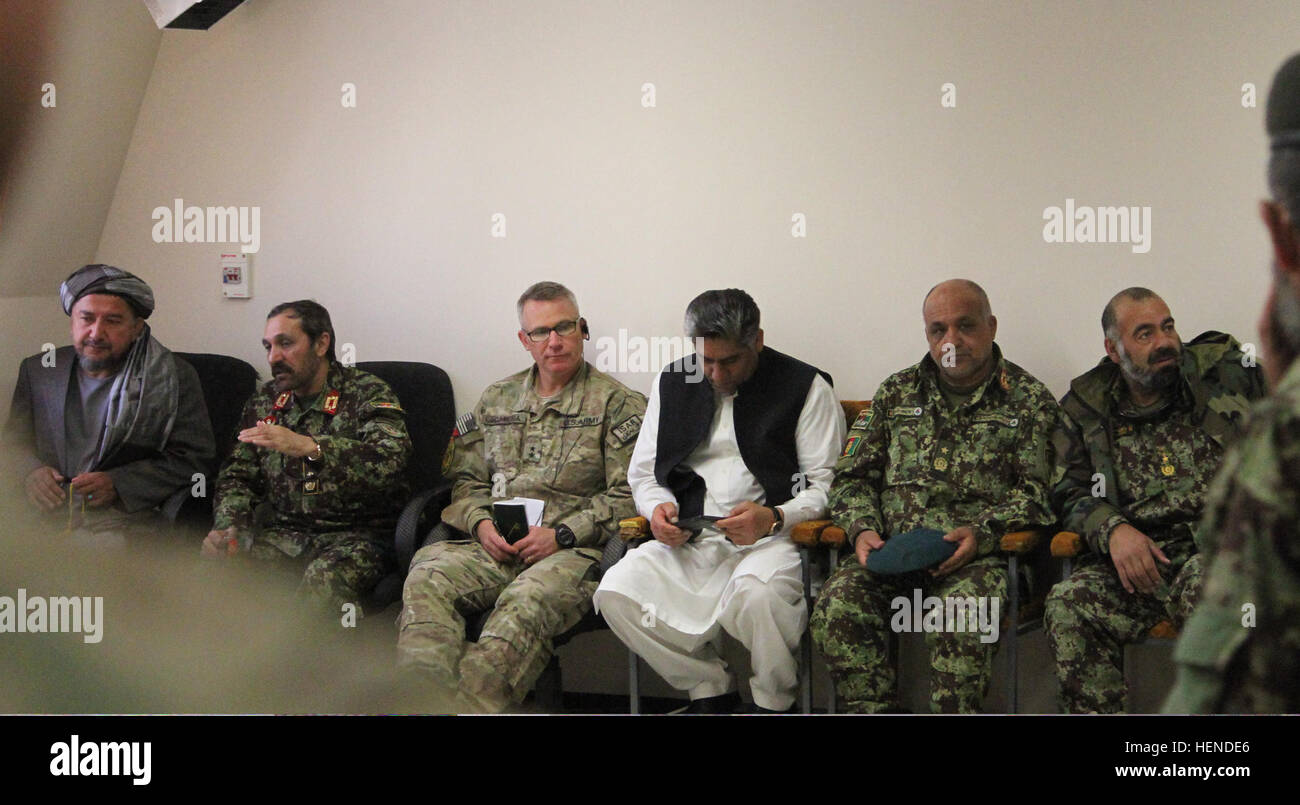 Afghani e leader della coalizione per ascoltare un briefing sul funzionamento Chamtoo III presso la sede del primo Kandak, quarta brigata, 205th Corps nella provincia di Uruzgan, Afghanistan. Il Maggiore Generale Abdul Hamid, comandante dell'esercito nazionale afghano il 205th Corps, la seconda da sinistra, ha visitato la quarta brigata con la sua coalizione couterpart, il Mag. Gen. Paolo J. LaCamera - Comandante generale del comando regionale (Sud) e la quarta divisione di fanteria, terzo da sinistra - per ricevere gli aggiornamenti sul funzionamento Chamtoo III e per discutere la sicurezza dei vari siti di polling per le prossime elezioni presidenziali (U.S. Foto dell'esercito da S Foto Stock