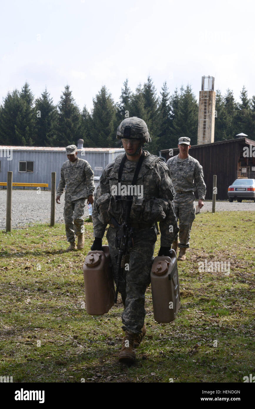 Stati Uniti Esercito Pvt. Christopher Boomer assegnato a 503rd Reggimento di Fanteria, 173rd della brigata di fanteria combattere Team (airborne), partecipa a una simulazione di incidente tirare durante un live fire esercizio.L'esercizio include una simulazione di incidente tirare una brocca di acqua portano a M-4 arma assemblare e disassemblare e un 200 e 300 metri nemico simulato stazione bersaglio al settimo esercito multinazionale comune di formazione del comando di Grafenwoehr Area Formazione, Germania, 25 marzo 2014. (Foto di U.S. Army Spc. Franklin R. Moore/RILASCIATO) 503rd Reggimento di Fanteria, 173rd della brigata di fanteria combattere Team (Airborne) live fire excerc Foto Stock