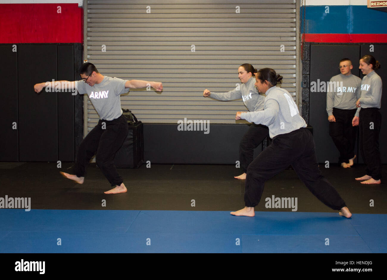Pvt. Steven Lee, sinistra, 2-82 Aviation assalto battaglione, ottantaduesima Brigata Aerea cappellano era assistente, dimostra il corretto da durante la conduzione di un warm-up come parte del 'Proteggete il vostro corpo e la vostra anima" di formazione presso l'ottantaduesima Airborne Division Combatives e tattiche avanzate scuola, 27 marzo. Donne soldato del battaglione Corsair imparato self-tecniche di difesa per il corpo e la mente durante la formazione. Lee è un ex membro del Shaolin Monks Performance Team e U.S.A. Wushu nazionale Team. Egli è un due volte le leggende del mondo di Kung Fu campione. Corsair donne costruire la resilienza attraverso l'auto-difesa 14 Foto Stock