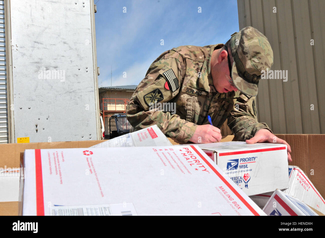 Spc. Mason Schlabs, Southlake, Texas, nativo, unità impiegato di posta assegnati alla sede centrale e sede società, decimo truppe speciali battaglione, decimo supporto brigata, ispeziona i nomi dei pacchetti per garantire che esse siano tutte rivolte a soldati assegnati alla brigata Muleskinner. Schlabs normalmente riceve due cassette della posta un giorno, che possono pesare ovunque da 200-300 libbre. (Foto di Sgt. Michael K. bocchetta decimo supporto Brigata Affari pubblici NCO) Controllare gli indirizzi 140403-un-CA521-005 Foto Stock