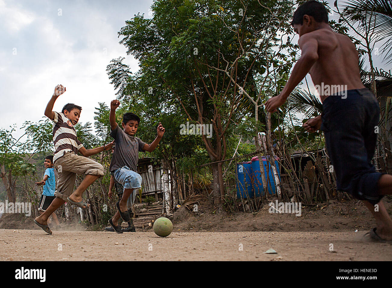 Bambini guatemaltechi hanno partecipato al calcio di strada durante Beyond the Horizon 2014 a Zacapa, Guatemala, un'esercitazione che fornisce assistenza umanitaria tra cui programmi medici, dentali e civici. Foto Stock
