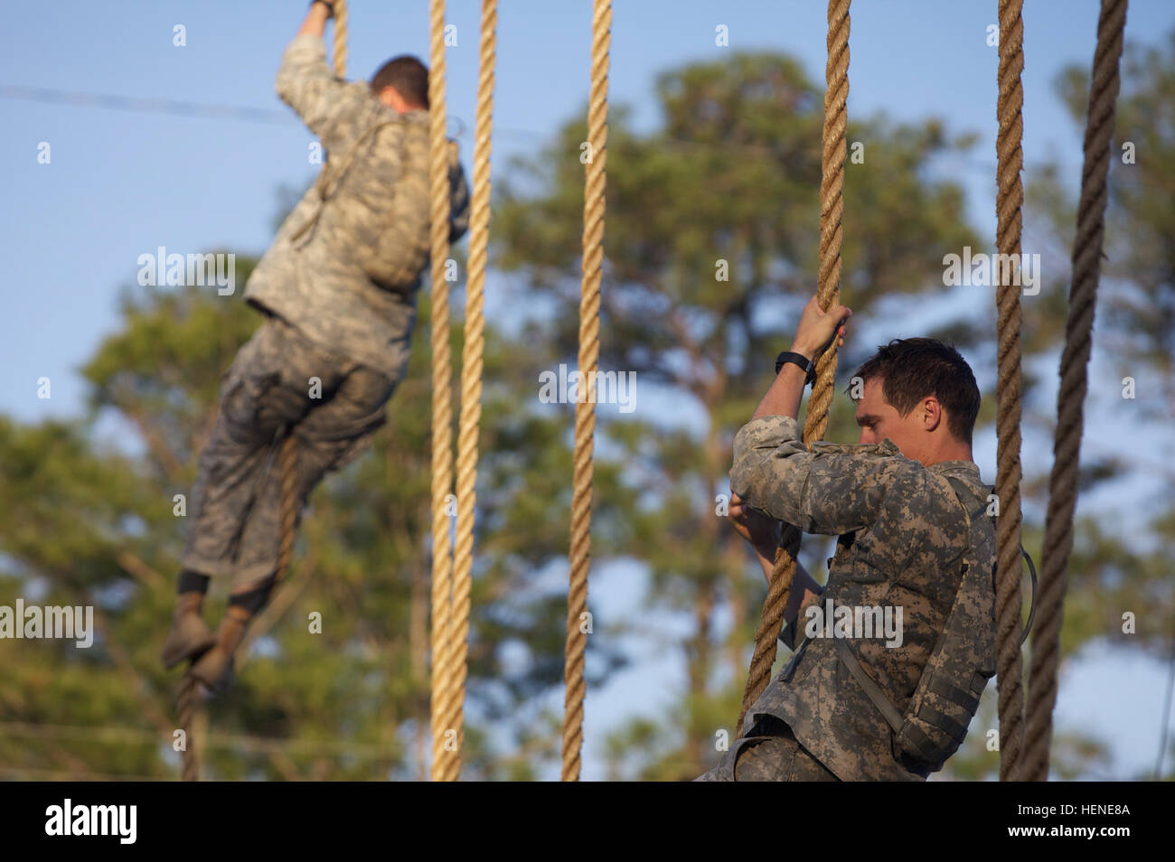 I concorrenti dell'Army Ranger della 10th Mountain Division navigano sul percorso ad ostacoli Malvesti a Camp Rogers, Fort Benning, Georgia, l'11 aprile 2014 come parte della 31a edizione della Best Ranger Competition che mette alla prova le abilità fisiche e tattiche. Foto Stock