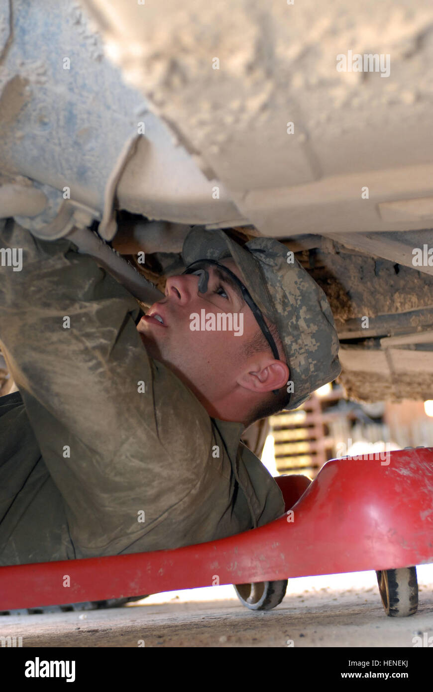 Spc. William Gwin, una Shelby, Ohio, native che serve come un meccanico con lo squadrone D, quarto squadrone, decimo reggimento di cavalleria, 3° Brigata Team di combattimento, 4a divisione di fanteria, Divisione multinazionale - Bagdad, controlla il lato inferiore di un Humvee 6 Marzo durante una garanzia di qualità e controllo di qualità presso la truppa's Camp Liberty baia di manutenzione. Blackjack maintence equipaggi lavorano in ombre 79818 Foto Stock