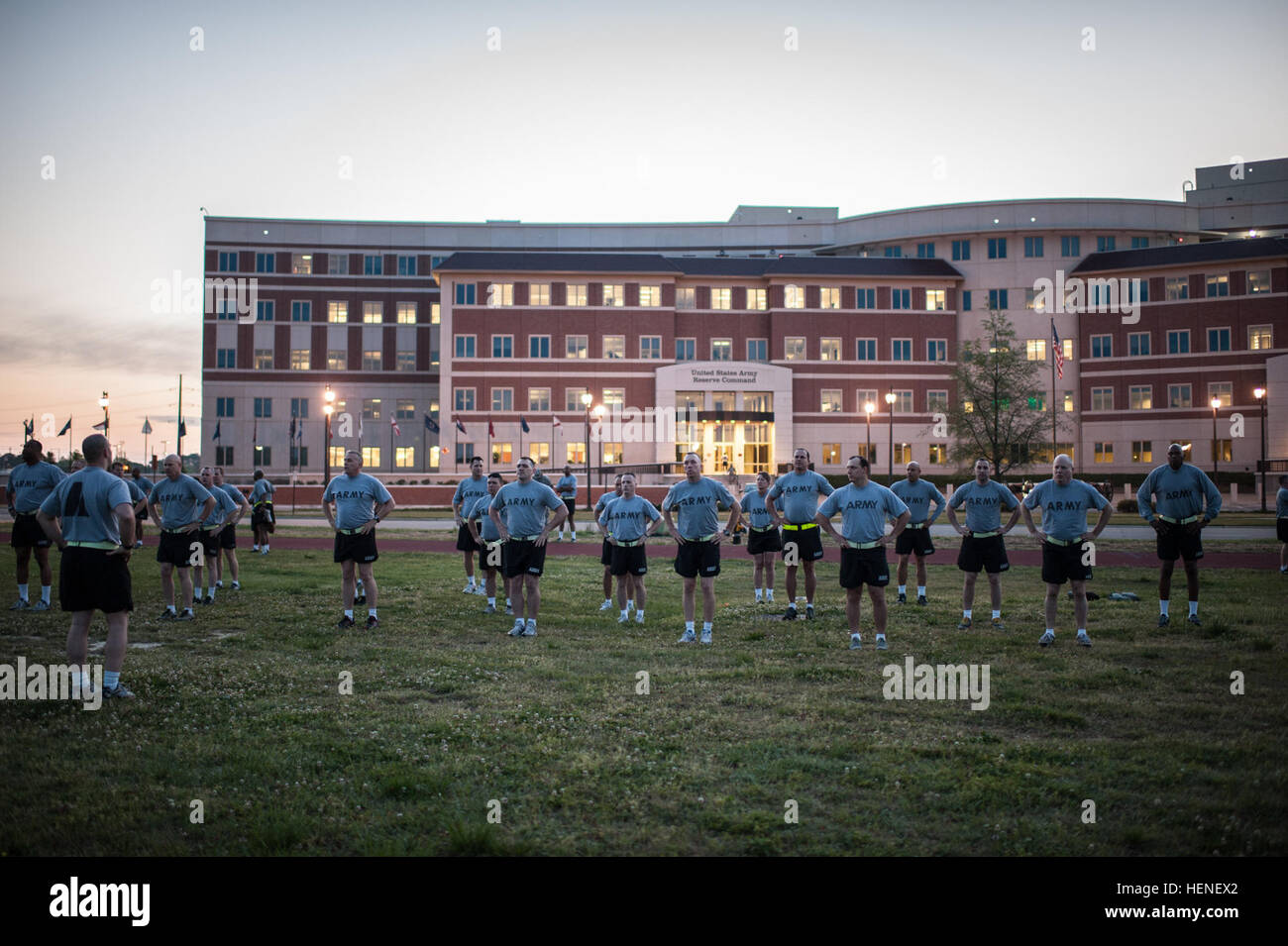 Stati Uniti Esercito il comando di riserva degli ufficiali e funzionari noncommissioned warm-up prima di un personale correre a Fort Bragg, N.C., 23 aprile 2014, per festeggiare il compleanno di 106ª dell'esercito di riserva. Creata nel 1908 come la riserva medica Corps, oggi l'esercito di riserva è una chiave gratuito forza operativa che supporta la totalità degli Stati Uniti. La riserva di esercito consiste di quasi 200.000 "Citizen-Soldiers". Poiché 9/11, circa 218,000 esercito di soldati di riserva sono stati chiamati al servizio attivo a sostegno dell'esercito la forza totale. (U.S. Foto dell'esercito da Timothy L. Hale/RILASCIATO) riserva di esercito 106ª celebra la nascita Foto Stock