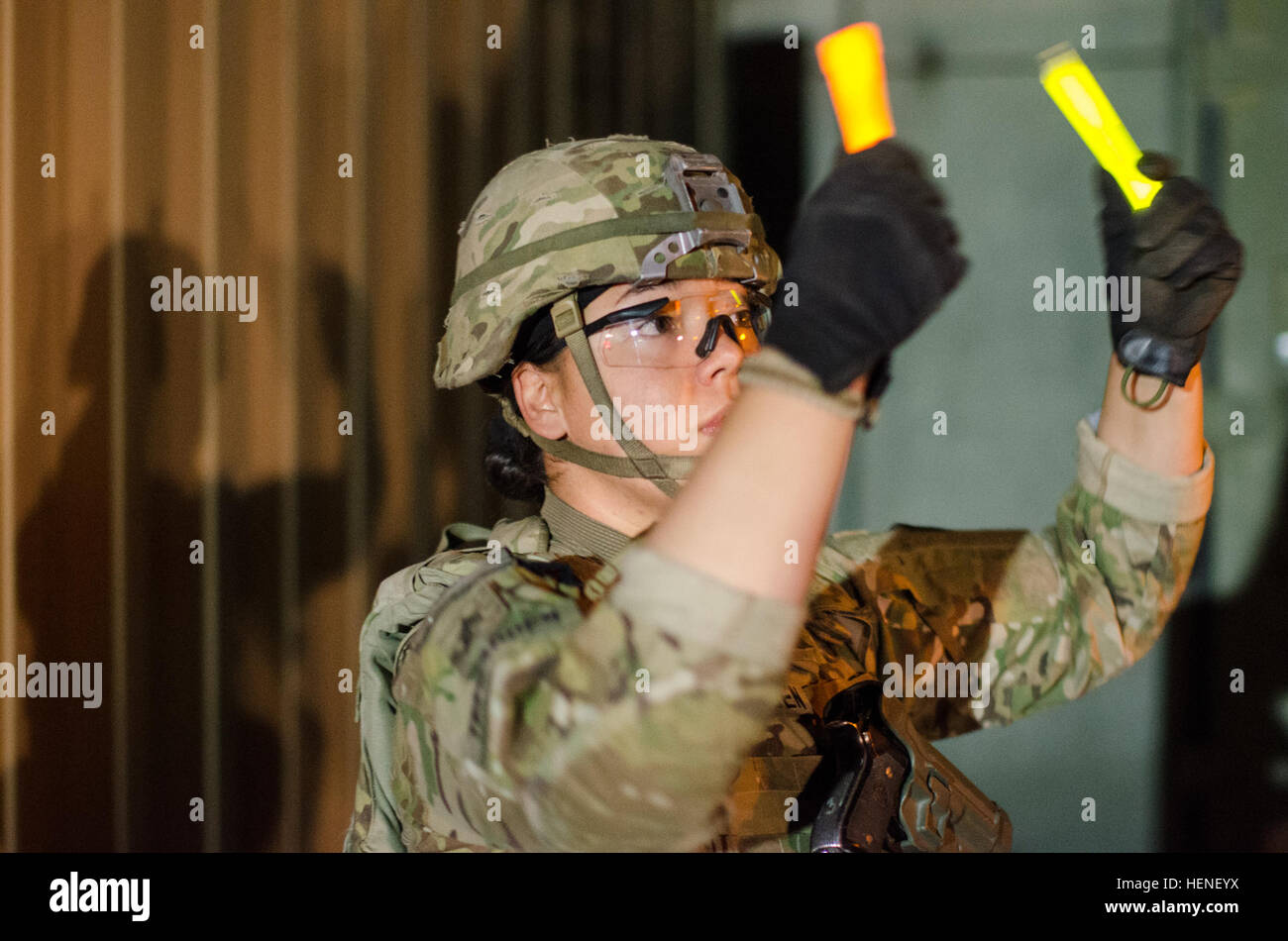 Indiana Guardia nazionale, 1638th Transportation Company, Sgt. Jessica Teegarden dirige una pesante mobilità estesa carrello tattico su Camp Bala Hissar. (U.S. Esercito nazionale Guard foto di Capt. Mike Thompson/RILASCIATO) 1638th Transportation Company 140423-A-MV865-922 Foto Stock