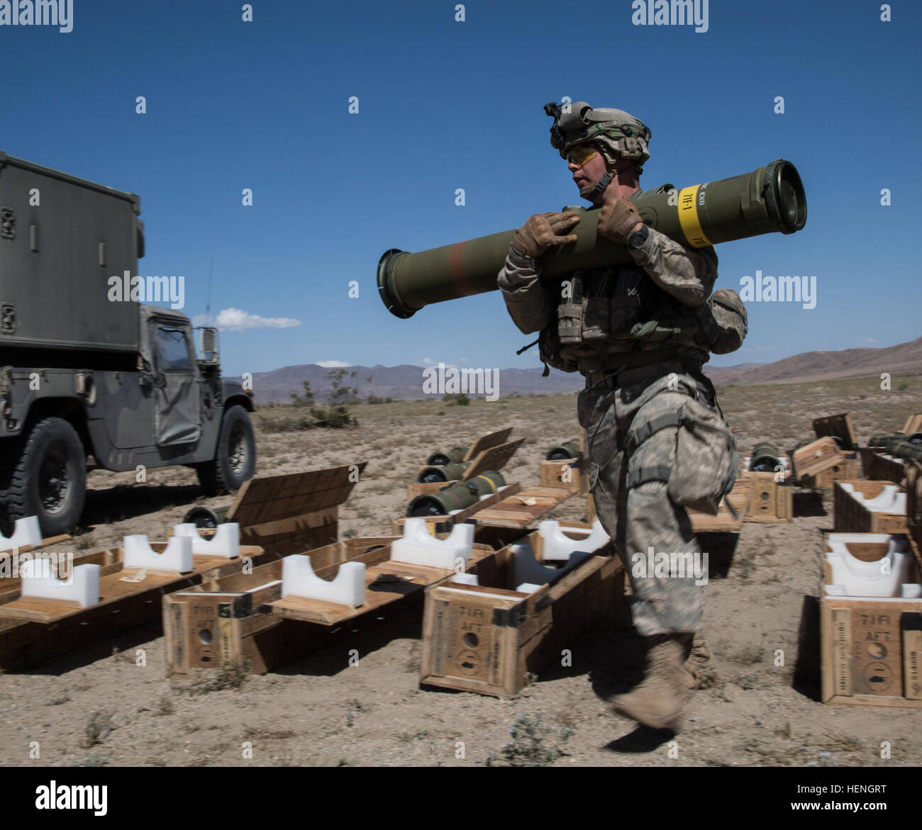 FORT IRWIN, California - Stati Uniti Soldato dell'esercito, assegnato alla società alfa, 2° Stormo, quattordicesimo reggimento di cavalleria, XXV divisione di fanteria, gli impianti di risalita di una matassa 2B Aero missili durante l'azione decisiva la rotazione 14-07 presso il National Training Center, 20 maggio 2014. La stoppa 2B Aero missile è un anti-tank missile utilizzato efficacemente su bersagli oltre 4.000 miglia di distanza. (U.S. Esercito foto di Sgt. Richard W. Jones Jr., gruppo Operations, National Training Center) Tubo-lanciato, otticamente tracciabile, filo guidate 2B Aero Missile 140520-A-QU939-686 Foto Stock