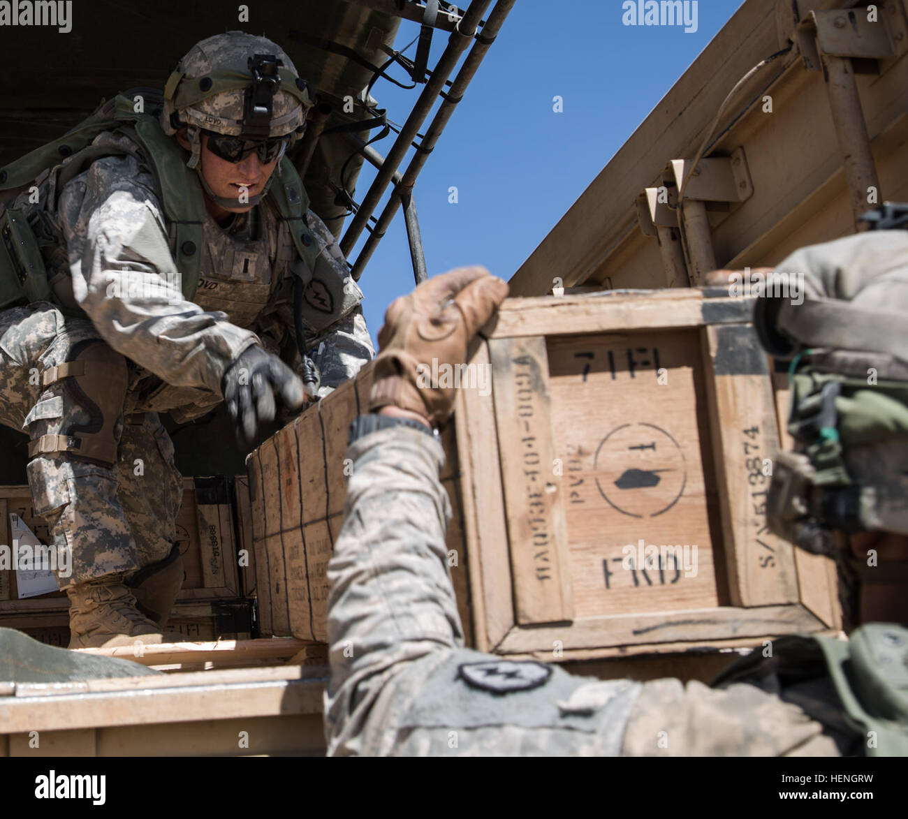 FORT IRWIN, California - Stati Uniti I soldati dell esercito, assegnato alla società alfa, 2° Stormo, quattordicesimo reggimento di cavalleria, XXV divisione di fanteria, sollevare il traino 2b Aero missili durante l'azione decisiva la rotazione 14-07 presso il National Training Center, 20 maggio 2014. La stoppa 2B Aero missile è un anti-tank missile utilizzato efficacemente su bersagli oltre 4.000 miglia di distanza. (U.S. Esercito foto di Sgt. Richard W. Jones Jr., gruppo Operations, National Training Center) Tubo-lanciato, otticamente tracciabile, filo guidate 2B Aero Missile 140520-A-QU939-760 Foto Stock