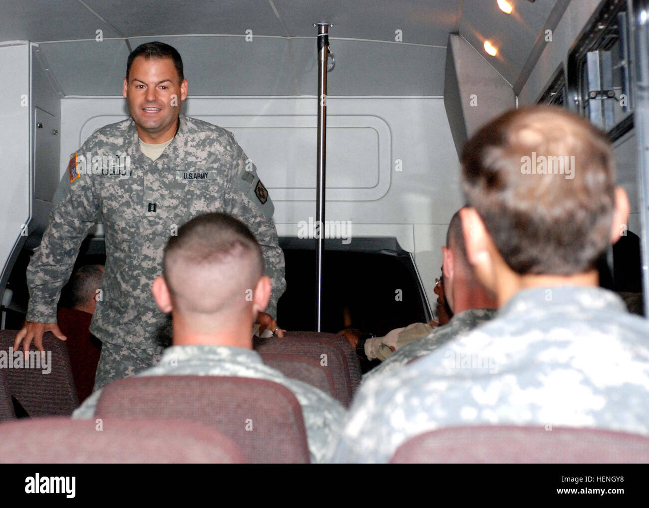 Il cappellano dell'esercito (Capt.) Scott Brill dialoghi con Troopers come essi vengono trasportati in Camp Delta. "Rap con il cappello " è un nuovo settimanale ministero bus progettata per ospitare shift per i lavoratori che non possono frequentare la chiesa servizi. JTF Guantanamo conduce al sicuro e di assistenza umana e la custodia dei detenuti combattenti ostili. La JTF conduce operazioni di interrogazione per raccogliere intelligence strategica a sostegno della guerra globale al terrorismo e sostiene l'applicazione della legge e i crimini di guerra di indagini. JTF Guantanamo si è impegnato per la sicurezza e la sicurezza del servizio americano di membri e i civili che lavorano al suo interno Foto Stock