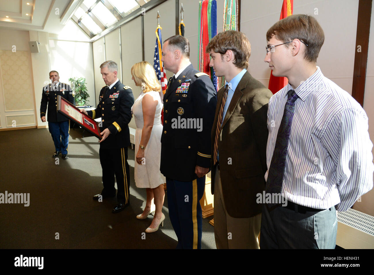 US Army Europa Comandante Generale Lt. Gen. Donald M. Campbell jr (sinistra) presenta la sig.ra Melissa K. Spiszer (secondo da sinistra) con l'eccezionale servizio civile medaglia per il suo eccezionale servizio meritorio dal 1 giugno 2004 al 1 giugno 2014 attraverso numerosi militari europee e in tutto il suo marito la carriera militare. Il premio è stato consegnato durante il Col. John M. Spiszer (terzo da sinistra) cerimonia di pensionamento. ( Le foto scattate da Visual Information Specialist Dee Crawford, formazione Support Center di Wiesbaden, RTSD West, TSAE, JMTC/RILASCIATO) Cerimonia di premiazione 140522-A-CR252-025 Foto Stock