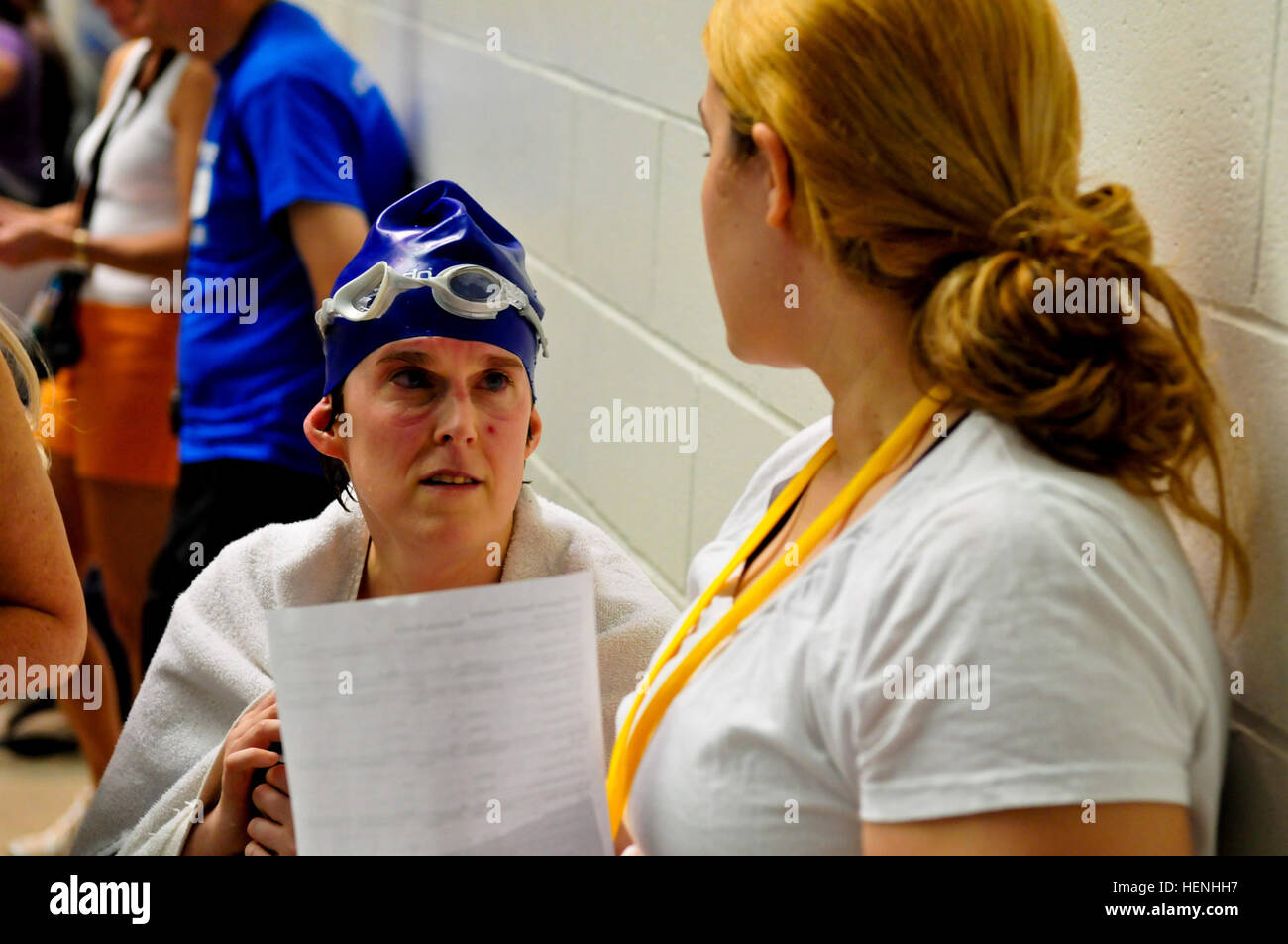 Amy McHugh (sinistra), Enumclaw Bluefins, conversa con il suo allenatore dopo la sua nuotata calore durante la aquatics porzione del 2014 Special Olympics Washington estate giochi a base comune Lewis-Mccorda, nello Stato di Washington, 31 maggio. JBLM è stato ospite per le Olimpiadi Speciali Washington estate giochi per più di quattro decenni. 2014 Special Olympics Washington Giochi Estivi 140531-A-UG106-010 Foto Stock