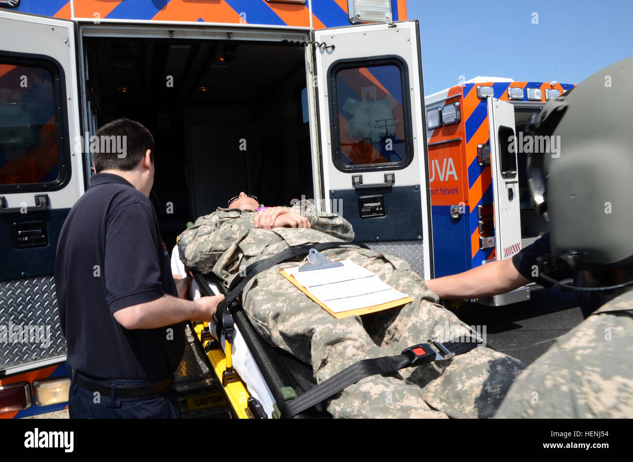 Virginia esercito nazionale Guard aviatori aviazione forniscono supporto durante un disastro nazionale Medical System pieno esercizio di scala tenutasi il 7 giugno 2014, al Chesterfield County Airport. L'esercizio comprendeva circa 150 partecipanti provenienti da oltre venti locali, enti statali e federali. Il NDMS è un federalmente sistema coordinato che mira a preparare la nazione per la manipolazione di massa-casualty incidenti per identificare i siti di ricezione dove le vittime di una catastrofe di grandi dimensioni possono essere trasportati per il trattamento medico al fine di evitare il sovraccarico dei medici locali le strutture di trattamento immediata localizzazione dell'in Foto Stock