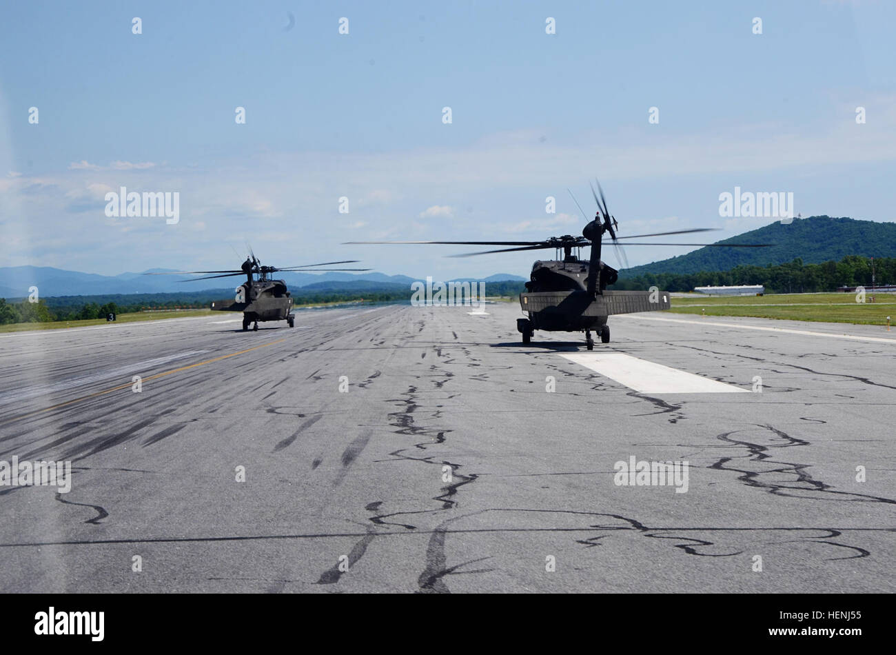 Virginia esercito nazionale Guard aviatori aviazione forniscono supporto durante un disastro nazionale Medical System pieno esercizio di scala tenutasi il 7 giugno 2014, al Chesterfield County Airport. L'esercizio comprendeva circa 150 partecipanti provenienti da oltre venti locali, enti statali e federali. Il NDMS è un federalmente sistema coordinato che mira a preparare la nazione per la manipolazione di massa-casualty incidenti per identificare i siti di ricezione dove le vittime di una catastrofe di grandi dimensioni possono essere trasportati per il trattamento medico al fine di evitare il sovraccarico dei medici locali le strutture di trattamento immediata localizzazione dell'in Foto Stock