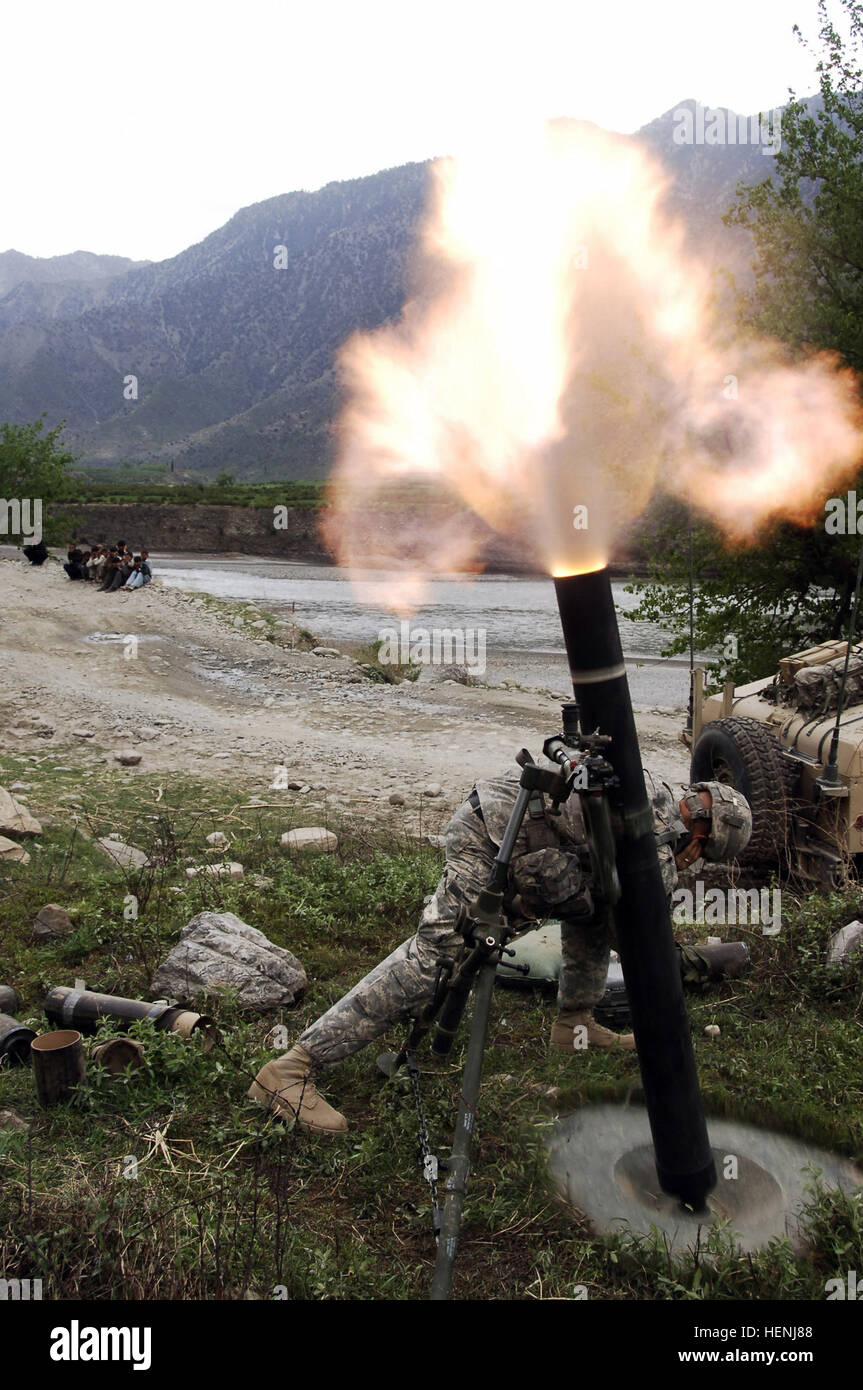 Stati Uniti I soldati dell esercito dalla sede centrale e sede di truppe, 1° Battaglione, 91º reggimento di cavalleria, 173rd Airborne Brigade Combat Team fire 120-mm mortai durante le operazioni a sud di inoltrare una base operativa Naray, Afghanistan, Marzo 26, 2008. I soldati stanno sparando il mortaio in spera di pulizia anti-milizia di coalizione sospettato di attaccare un afghano carrello di alimentazione. (U.S. Esercito foto di Spc. Derek Niccolson) (rilasciato) GIs in provincia Konar -c Foto Stock