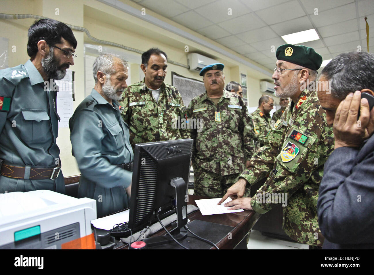 Forze di sicurezza nazionali afgane discutere le strategie in operazioni di Centro di Coordinamento Regionale - Nord Est durante il secondo turno elettorale in avanti una base operativa di gamberi, Laghman provincia, Afghanistan, 14 giugno 2014. Le forze di sicurezza sono stati responsabili per garantire la sicurezza del popolo afghano durante il secondo turno elettorale che è una continuazione del 5 aprile elezioni presidenziali. (U.S. Esercito foto di PFC. Dixie Rae Liwanag/ Rilasciato) le forze di sicurezza afgane assumere la guida durante le elezioni a livello fob 140614 GAMBERI-A-RU942-021 Foto Stock