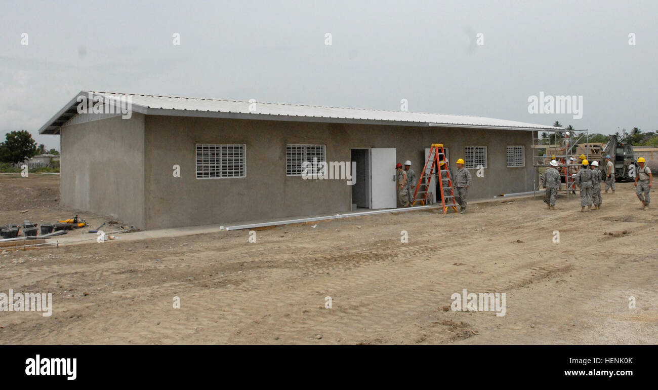 Un militare degli Stati Uniti-costruito in aula Pescadería, Repubblica Dominicana, era tra gli edifici costruiti in Barahona provincia come parte della joint-esercizio militare "oltre l'orizzonte 2014. " Repubblica Dominicana di quinta brigata di fanteria, di stanza a Barahona, e il 1 ° brigata di fanteria, di stanza a Santo Domingo, nonché rappresentanti militari provenienti da Canada, Cile, Brasile, Colombia e Perù erano anche attivamente coinvolti nella missione. Task Force Larimar costruisce le cliniche e le aule 140617-A-UQ307-814 Foto Stock