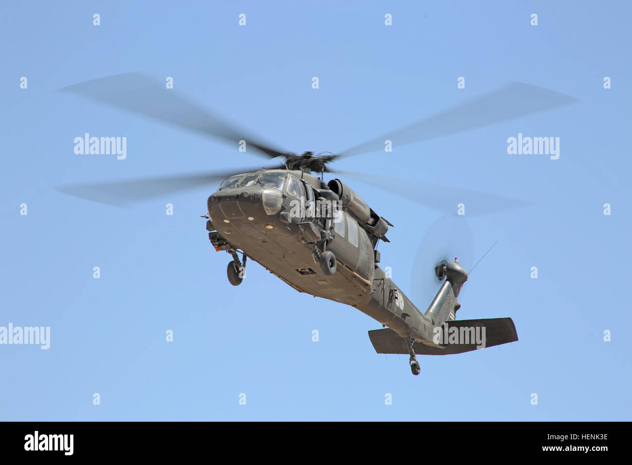 Un U.S. Esercito UH-60 Black Hawk Helicopters Trasporti soldati per un assalto dell'aria missione durante un'azione decisiva la rotazione 14-08 presso il National Training Center a Fort Irwin, California, 20 giugno 2014. Azione decisiva rotazioni speciali unità di esercitare appieno la loro missione essenziale compito elenco e treno al più alto livello. (U.S. Esercito foto di Spc. Charles Probst/RILASCIATO) Air Assault 140619-A-FG114-157 Foto Stock