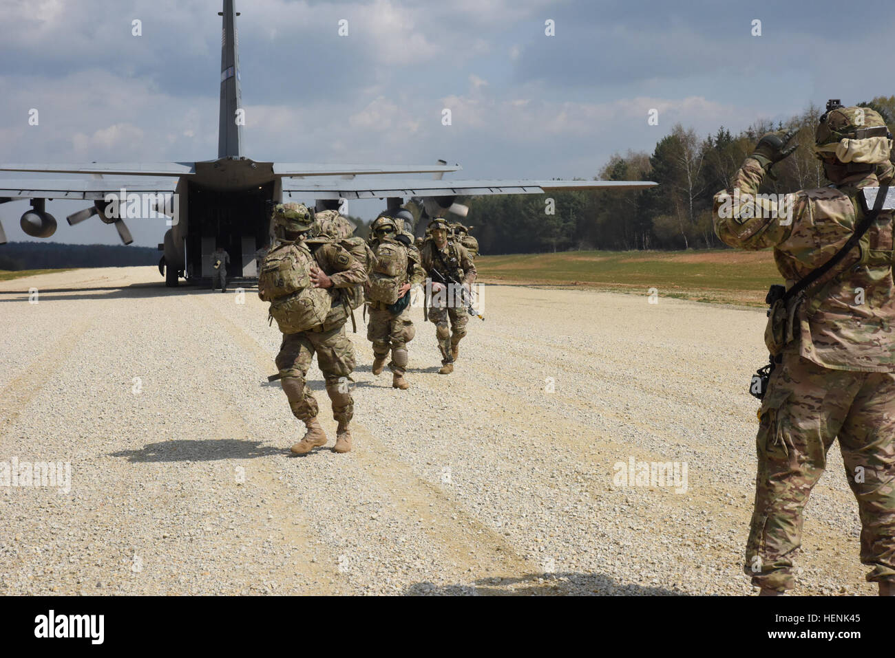 ‎Sky Soldiers‬ assegnato a 173rd Brigata Aerea air land ‪#‎paratroopers‬ e di attrezzature essenziali a breve decollo atterraggio (STOL) striscia in Hohenfels Area Formazione (Germania) durante l'esercizio ‪#‎SaberJunction‬ 16. Il STOL striscia è un elemento chiave del terreno che è di fondamentale importanza per la missione e fornisce un punto di accesso sicuro nello spazio di battaglia a condurre su operazioni. ‬ i soldati del cielo terra aria al STOL durante la striscia di giunzione Saber 16 140620-A-NM804-304 Foto Stock