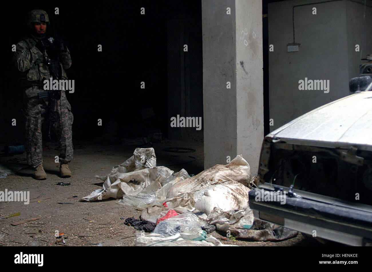 1Lt. Donald Maloy, primo comandante di plotone, società D, 1° Battaglione, 8° Reggimento di Fanteria da Fort Carson, Colo., fotografie più sacche di esplosivi casalinghi trovati in una officina meccanica di girato auto bomba in fabbrica a Mosul, Iraq, 1 aprile. Altra bomba rendendo i materiali nonché le munizioni sono state trovate sulla scena e distrutti. Esercito iracheno divisione diretta raid su Mosul quartiere trova auto bomba 83284 in fabbrica Foto Stock