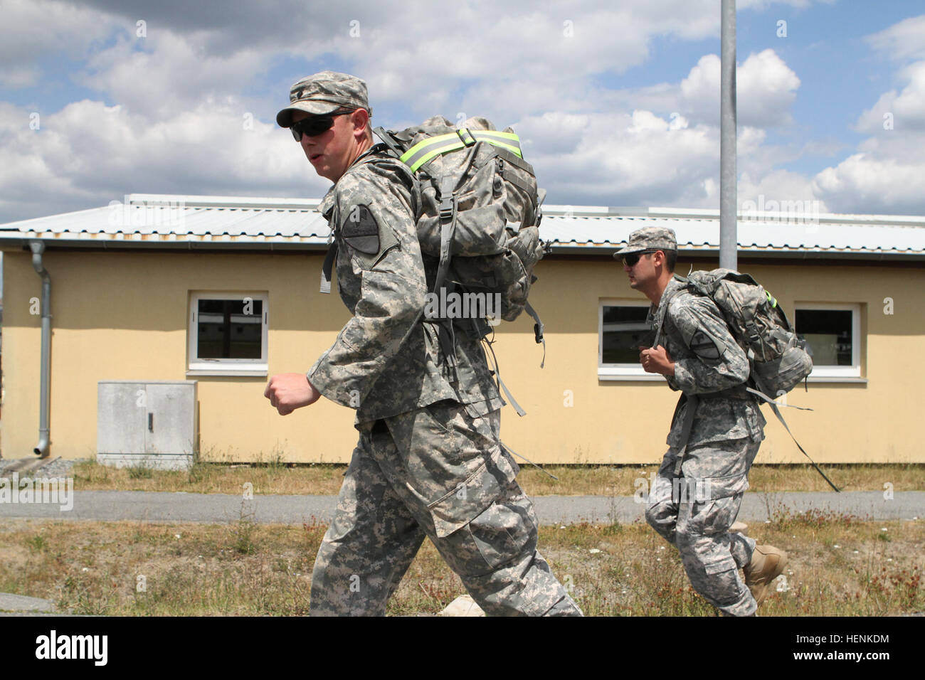 Soldati dal 1° Brigata Team di combattimento, 1° Divisione di cavalleria partecipare al 12 chilometro ruck marzo durante il tedesco Forze Armate Proficiency Test di badge a Grafenwoehr Army Base, 24 giugno. Sulla strada 140624-A-EN211-011 Foto Stock